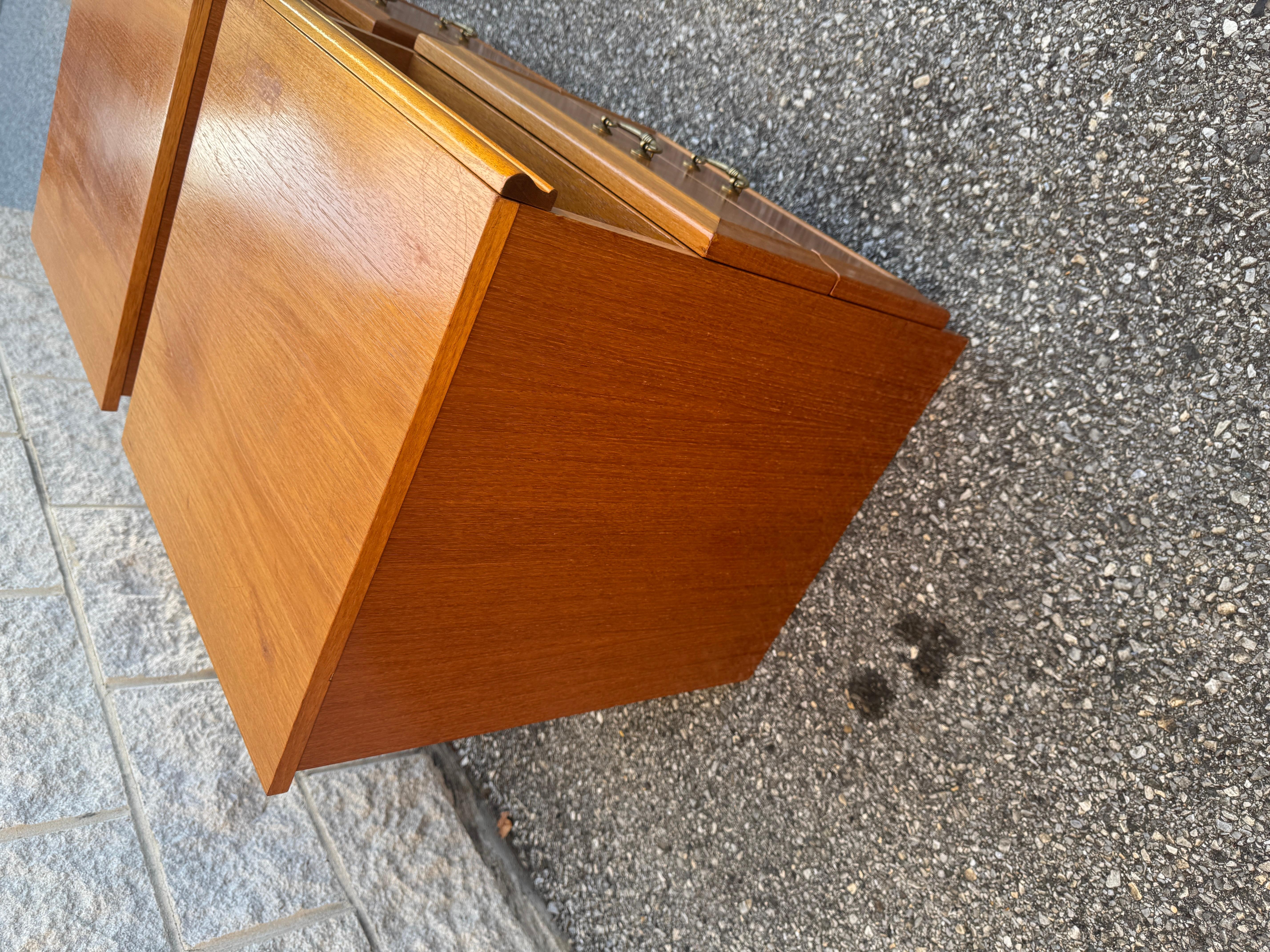 Paire de tables de nuit du milieu du siècle avec poignées en laiton en vente 1