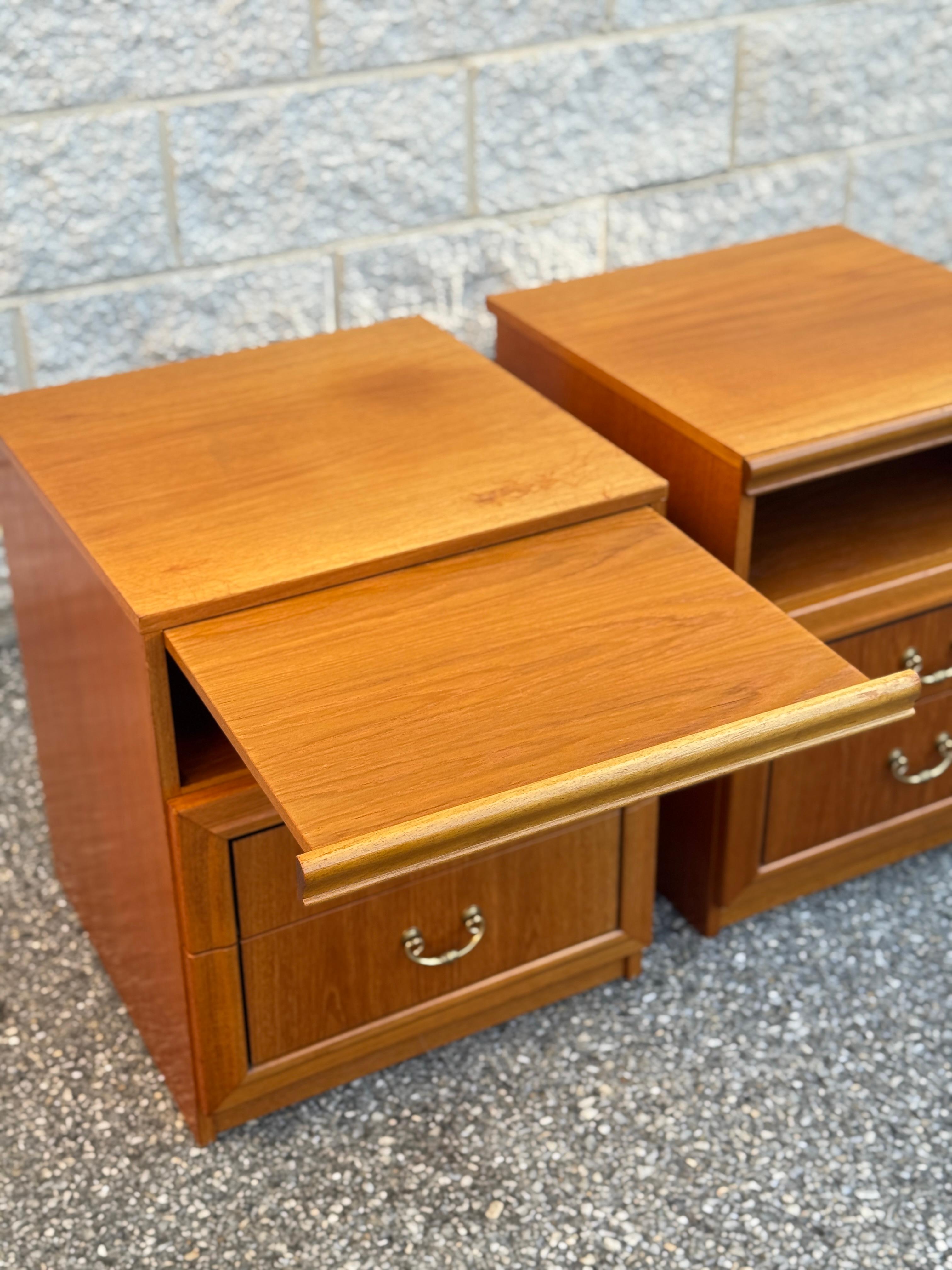 Paire de tables de nuit du milieu du siècle avec poignées en laiton en vente 2