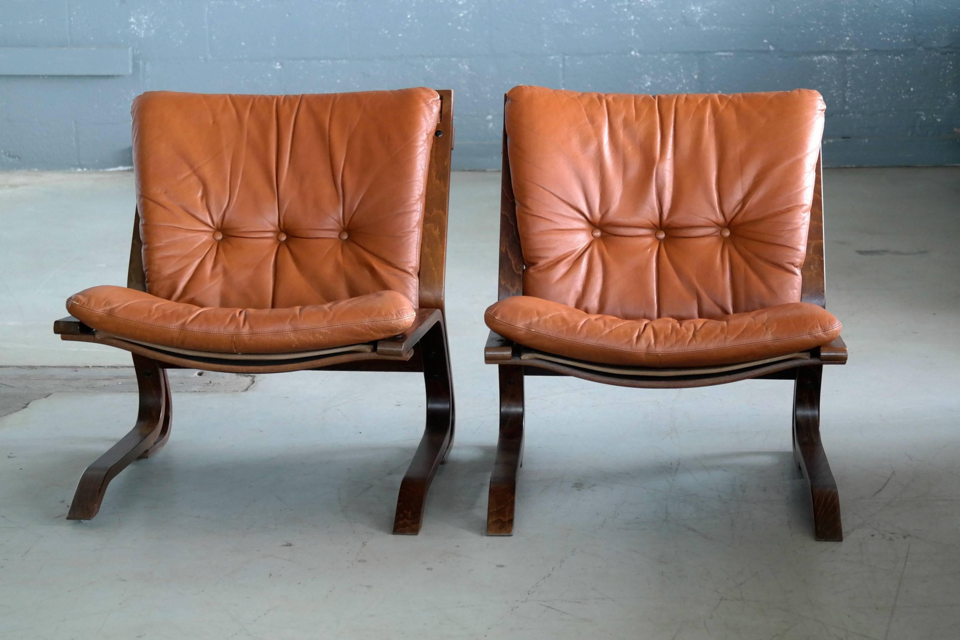 Milieu du XXe siècle Paire de fauteuils mi-séculaires norvégiens en cuir cognac par Oddvin Rykken
