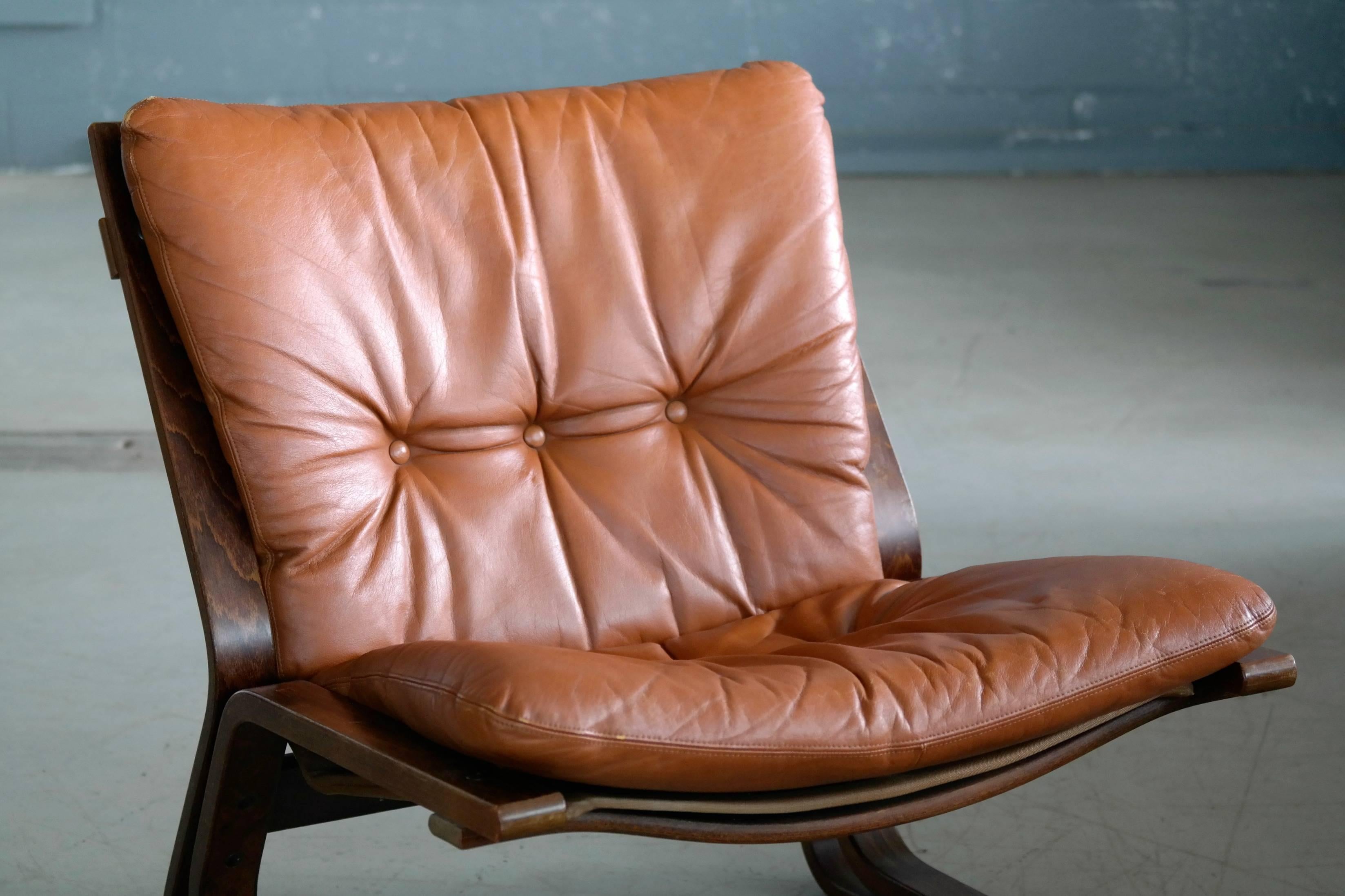 Paire de fauteuils mi-séculaires norvégiens en cuir cognac par Oddvin Rykken 2
