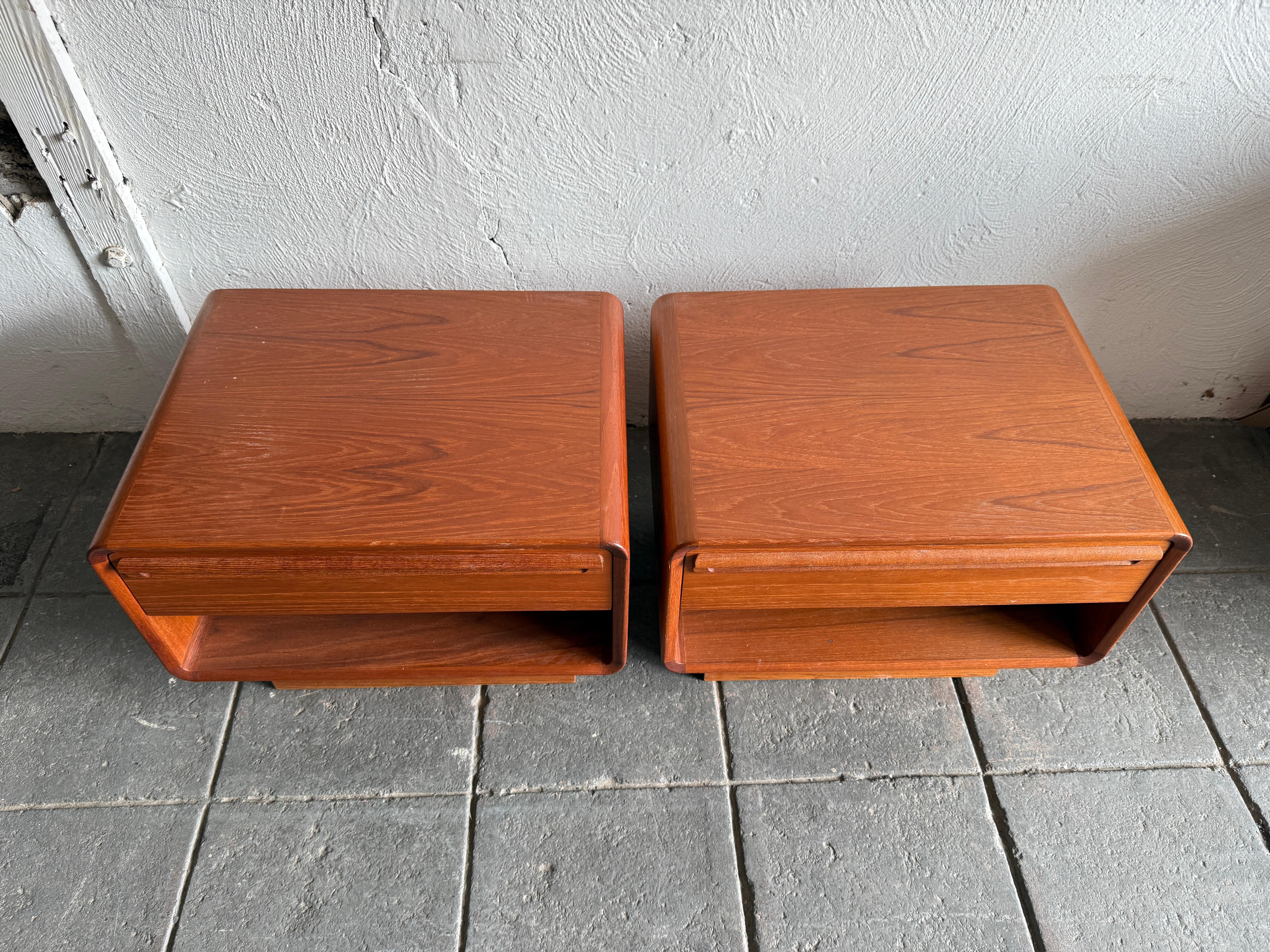 Bellissima coppia di comodini a un cassetto in teak della metà del secolo scorso di Westnofa. Ottimo design curvilineo e ottime condizioni vintage - pulito dentro e fuori. I cassetti scorrono senza intoppi grazie alla costruzione a coda di rondine e
