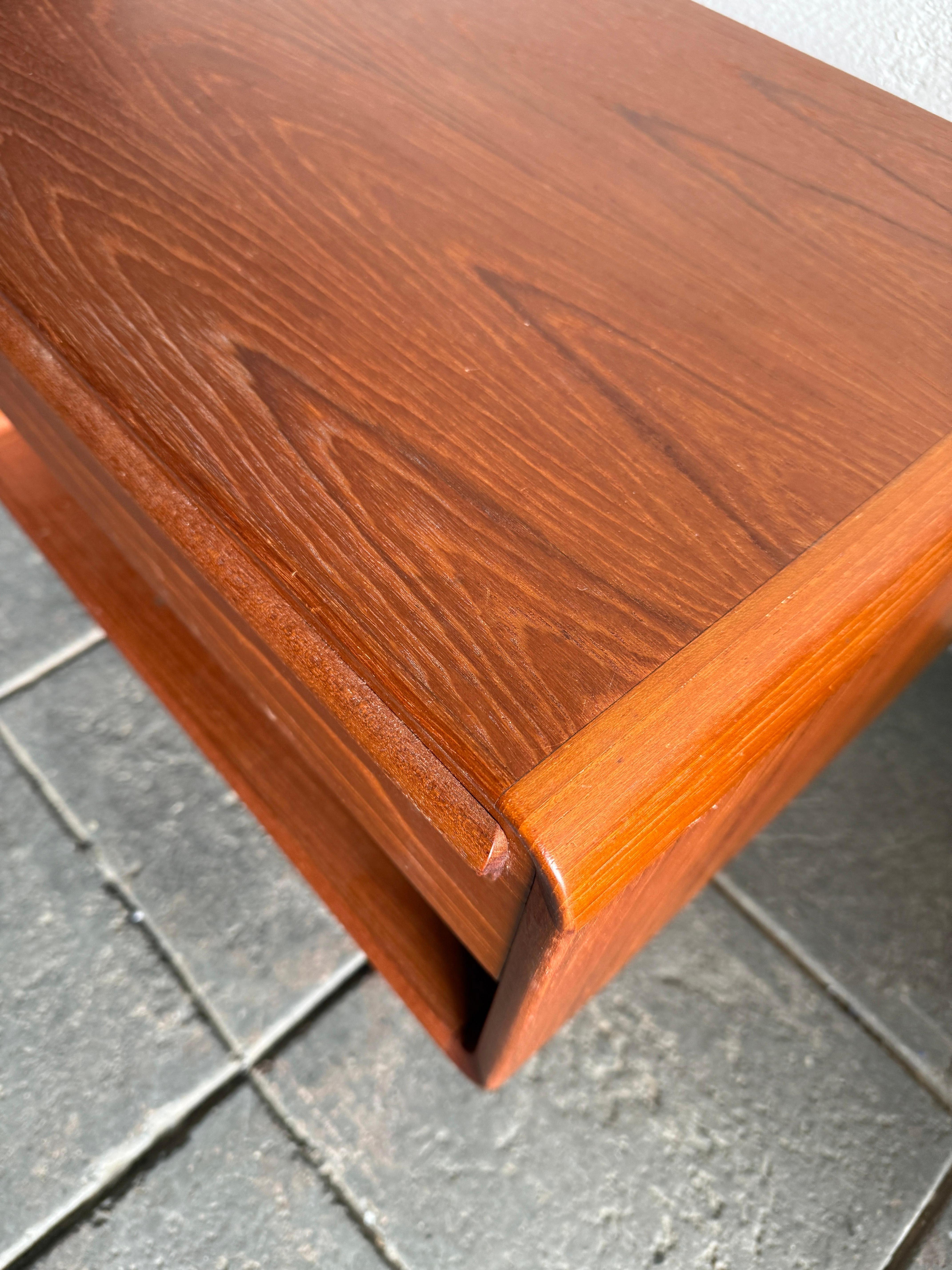 Norvegese Coppia di Comodini a un cassetto in teak della Norvegia moderna di metà secolo by Westnofa in vendita