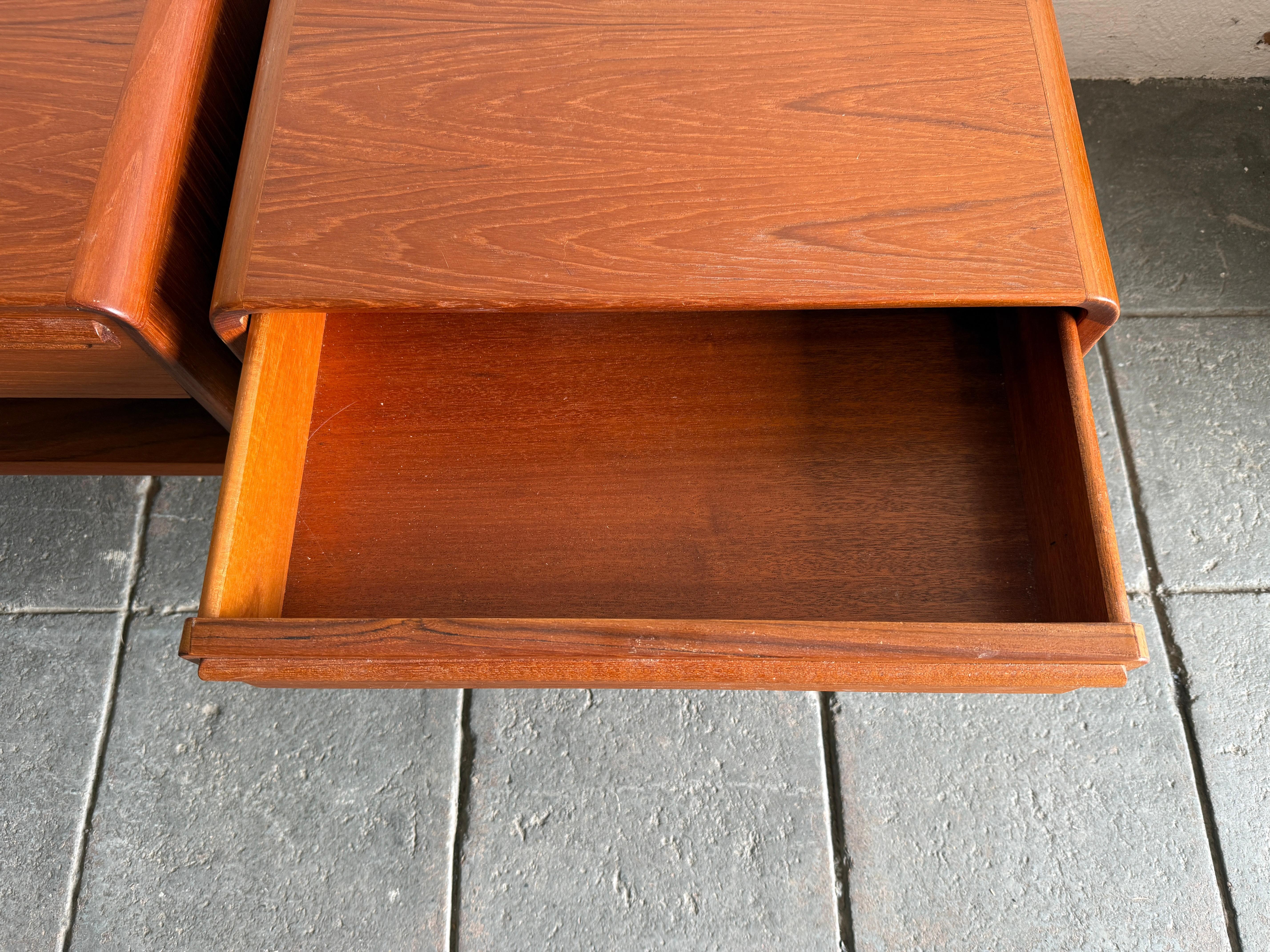 Falegnameria Coppia di Comodini a un cassetto in teak della Norvegia moderna di metà secolo by Westnofa in vendita
