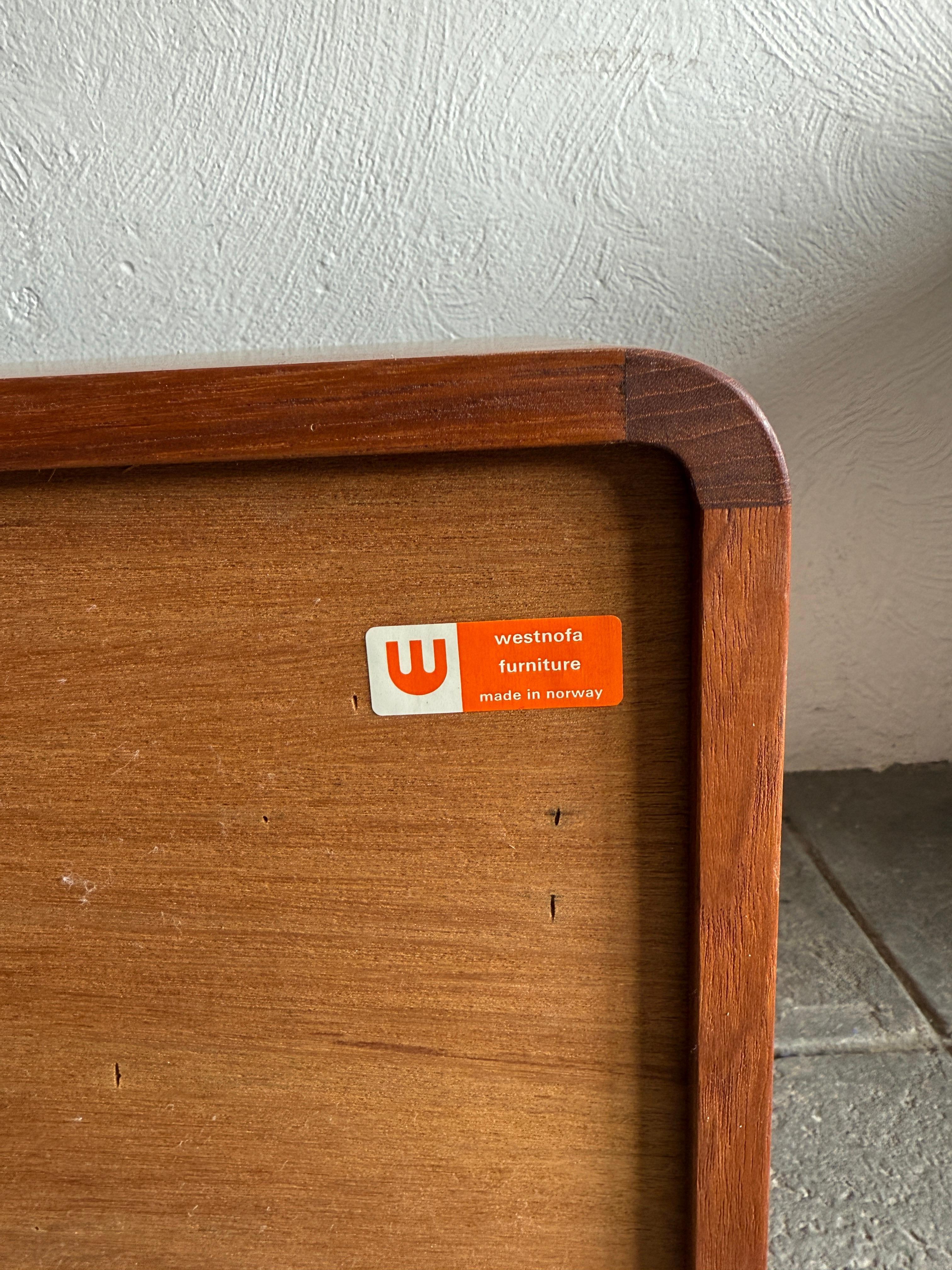 Coppia di Comodini a un cassetto in teak della Norvegia moderna di metà secolo by Westnofa In condizioni buone in vendita a Brooklyn, NY