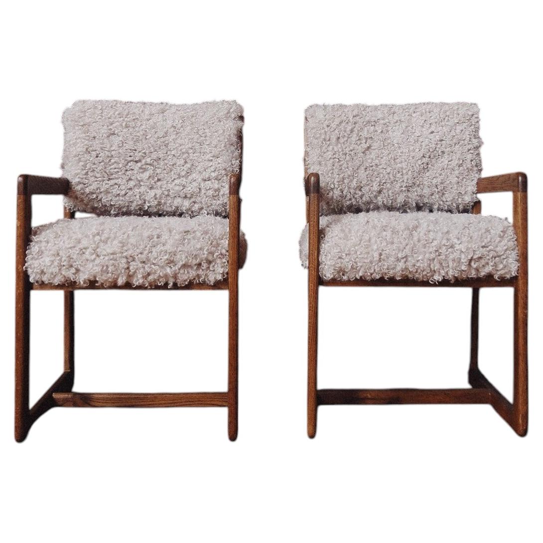 Ein Paar Sessel aus Eiche im Mid-Century-Stil mit cremefarbenem Kunstfellbezug im Angebot