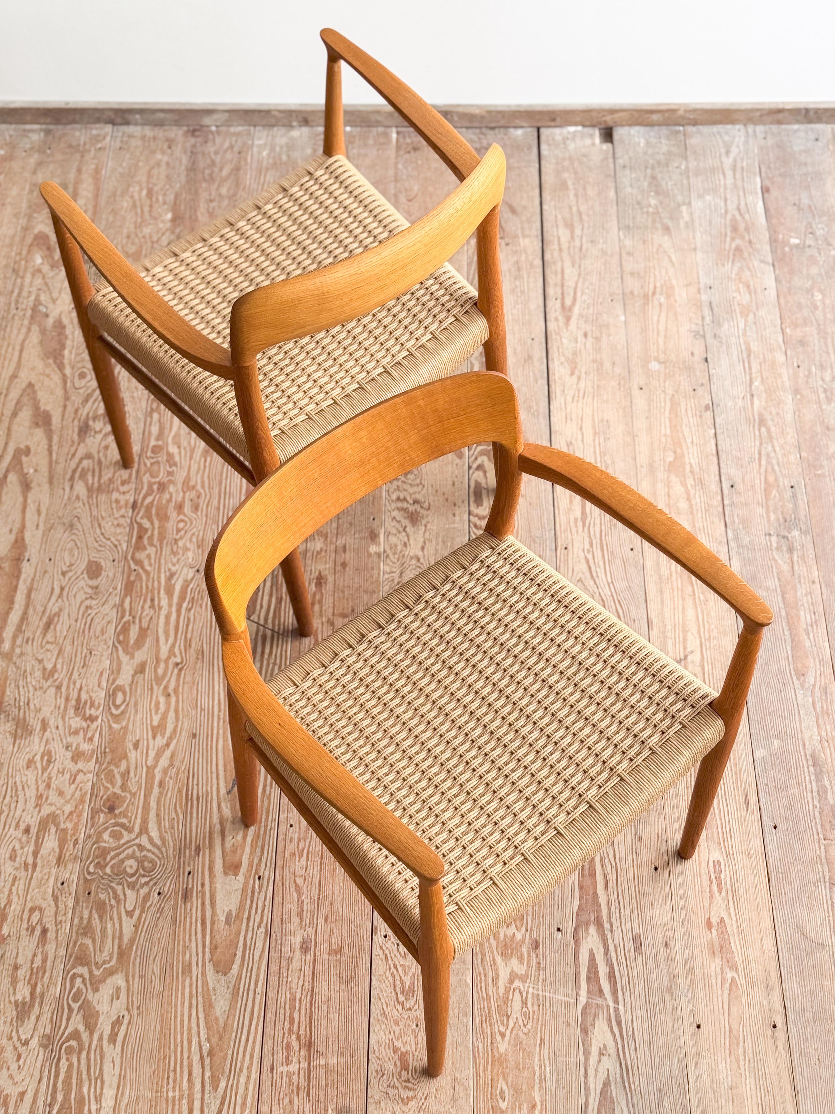 Pair of Mid-Century Oak Dining Chairs #56 by Niels O. Møller for J. L. Moller In Good Condition For Sale In München, Bavaria