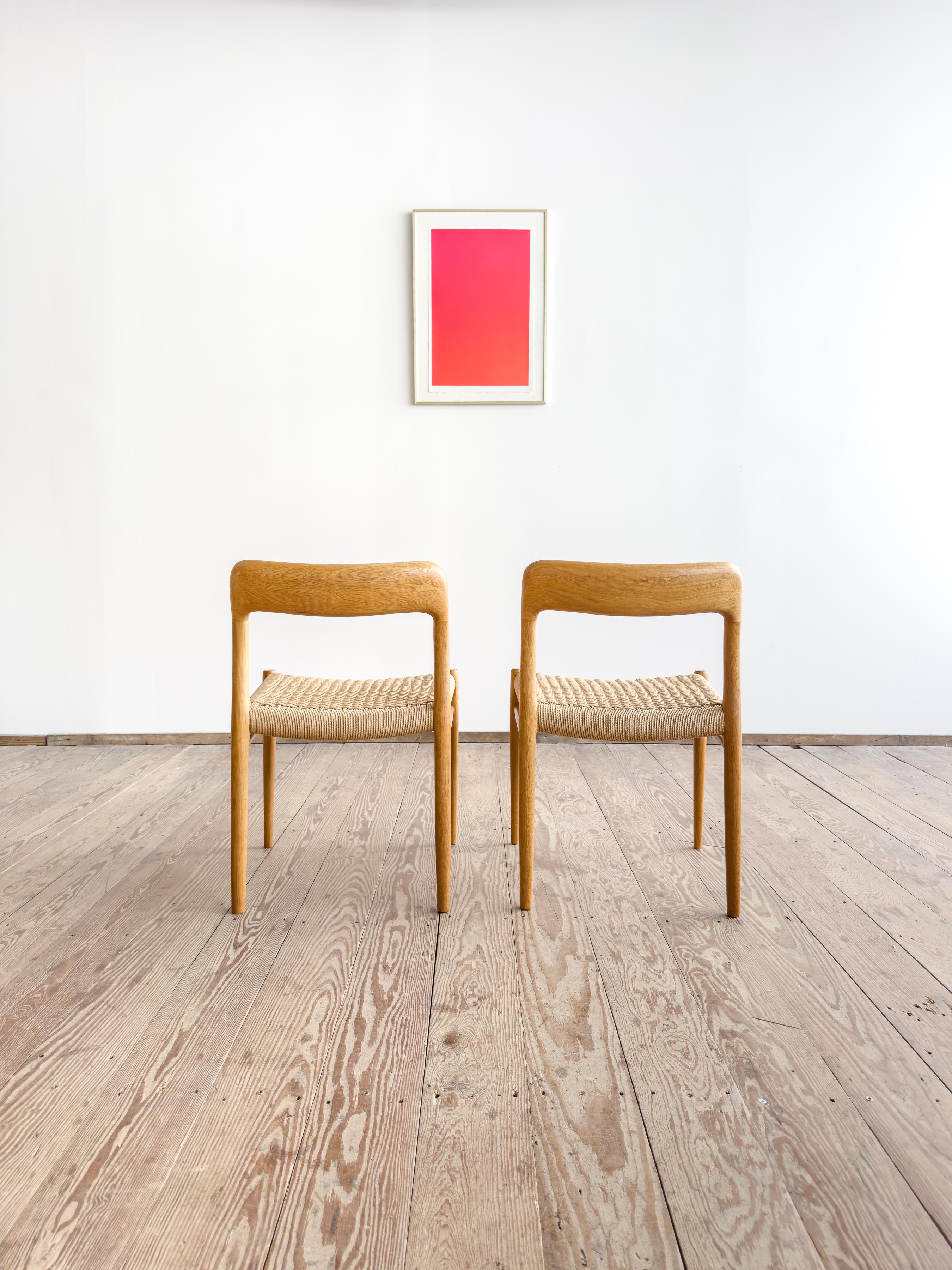 Hand-Carved Pair of Mid-Century Oak Dining Chairs #75 by Niels O. Møller for J. L. Moller For Sale