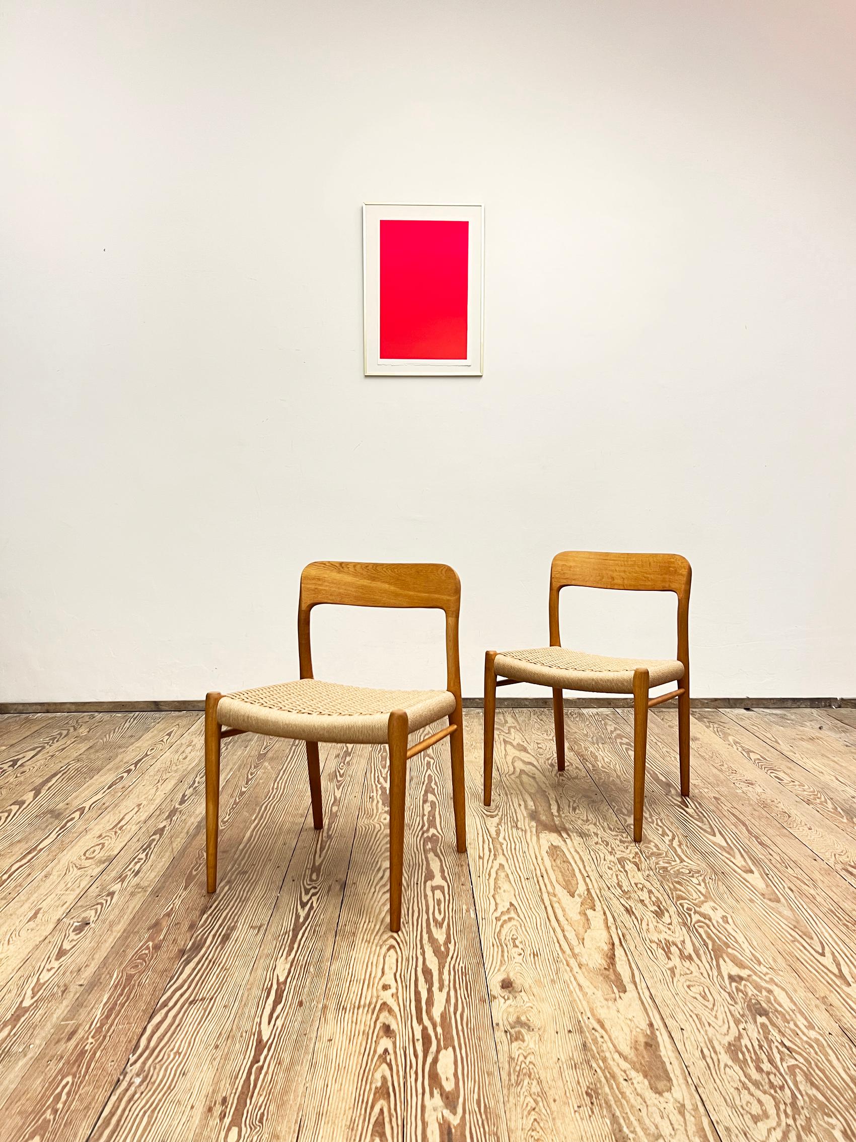 Hand-Carved Pair of Mid-Century Oak Dining Chairs #75 by Niels O. Møller for J. L. Moller For Sale