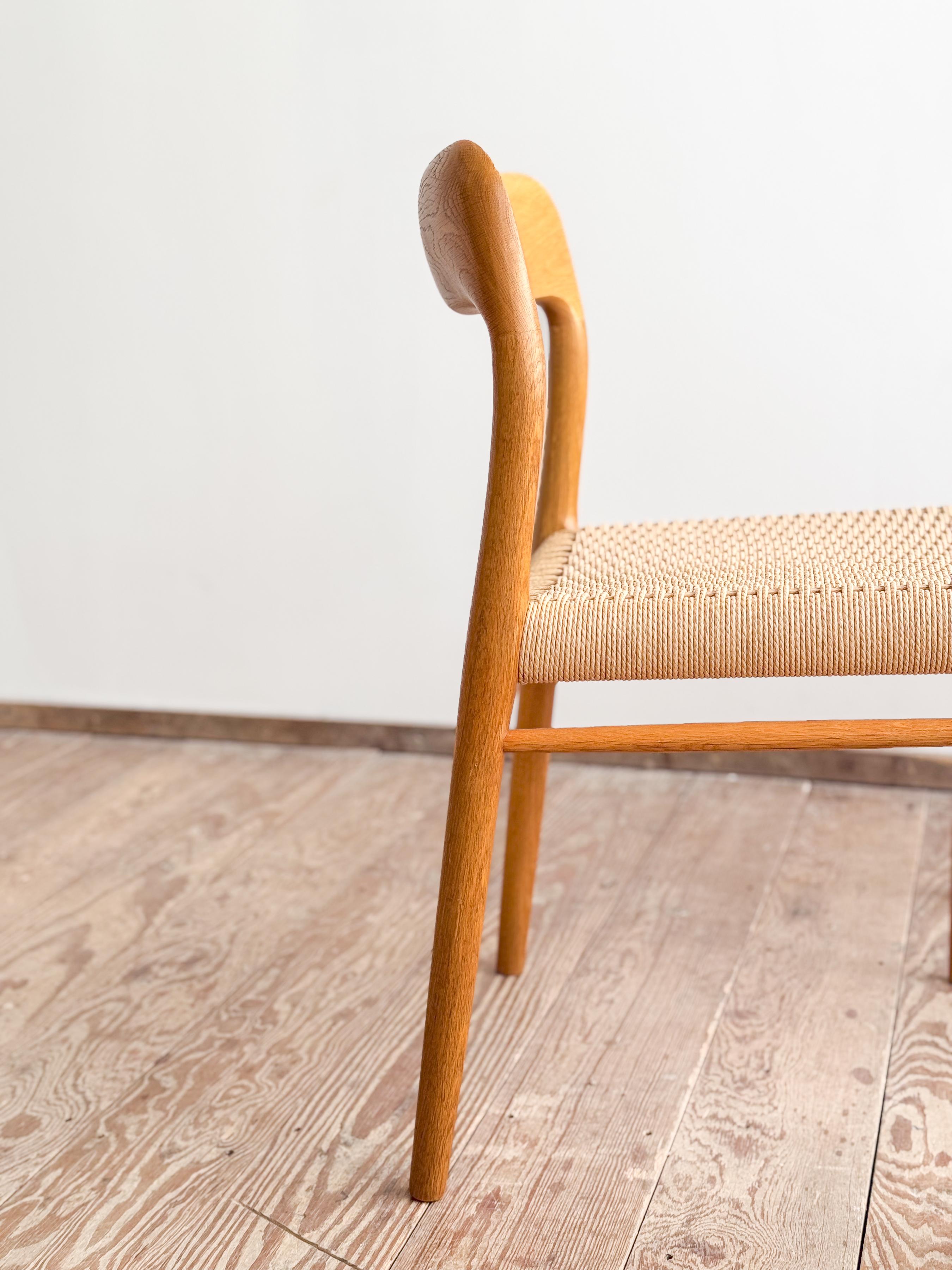 Pair of Mid-Century Oak Dining Chairs #75 by Niels O. Møller for J. L. Moller In Good Condition For Sale In München, Bavaria