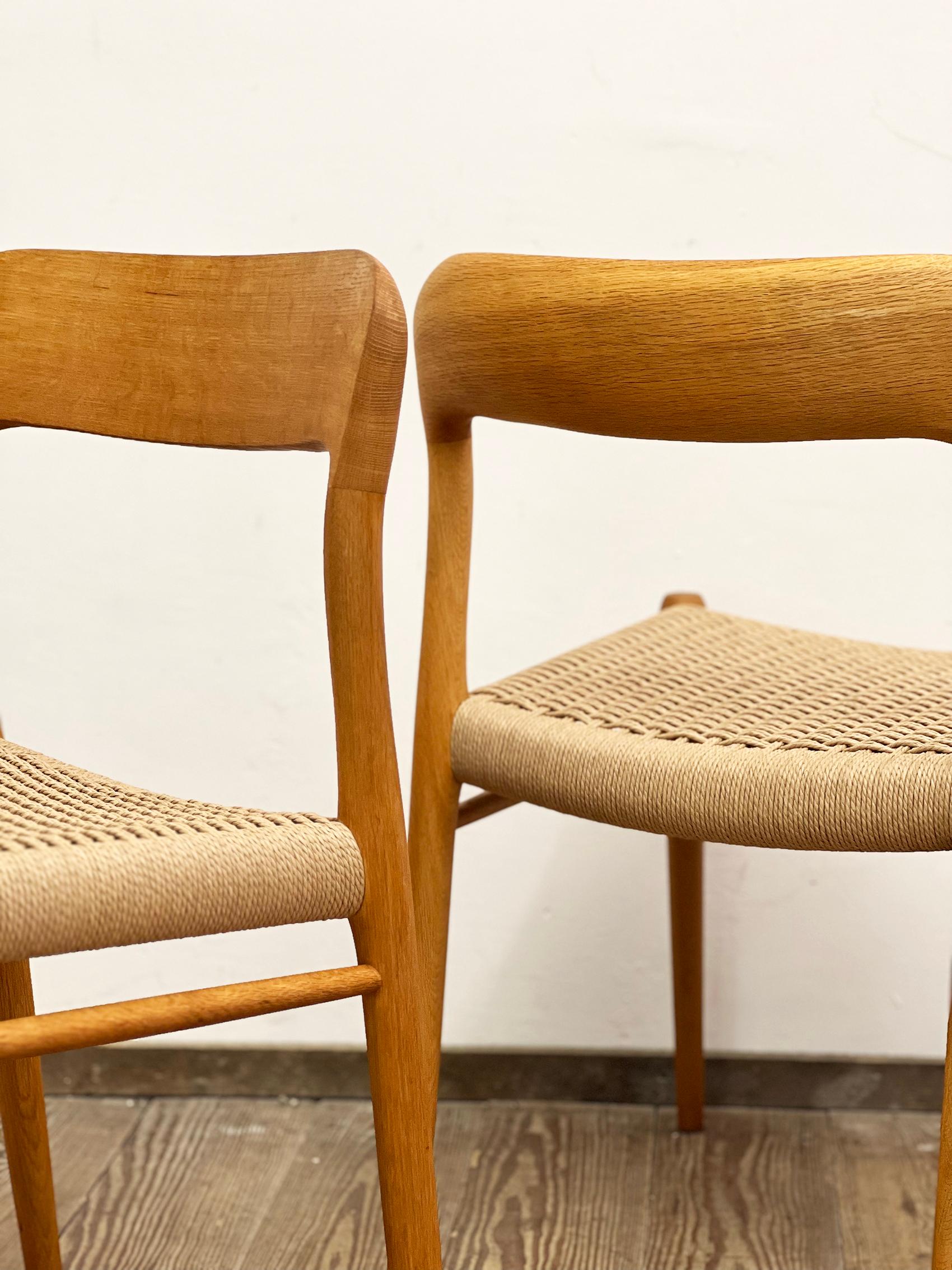 Paire de chaises de salle à manger en Oak du milieu du siècle #75, Niels O. Møller pour J. L. Moller en vente 6