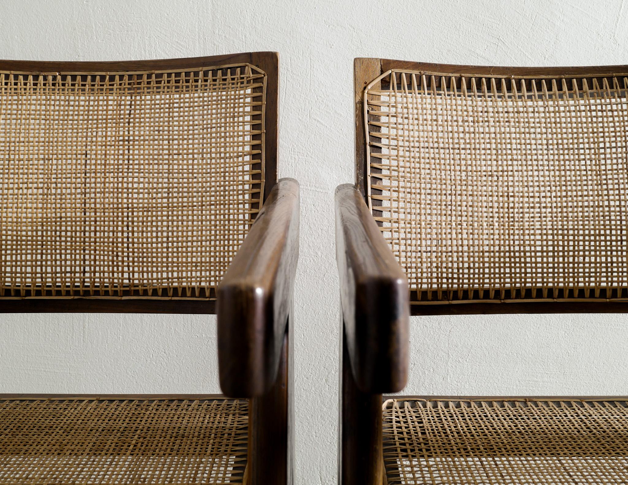 Paire de chaises de bureau du milieu du siècle en teck de Pierre Jeanneret pour Chandigarh  Bon état - En vente à Stockholm, SE