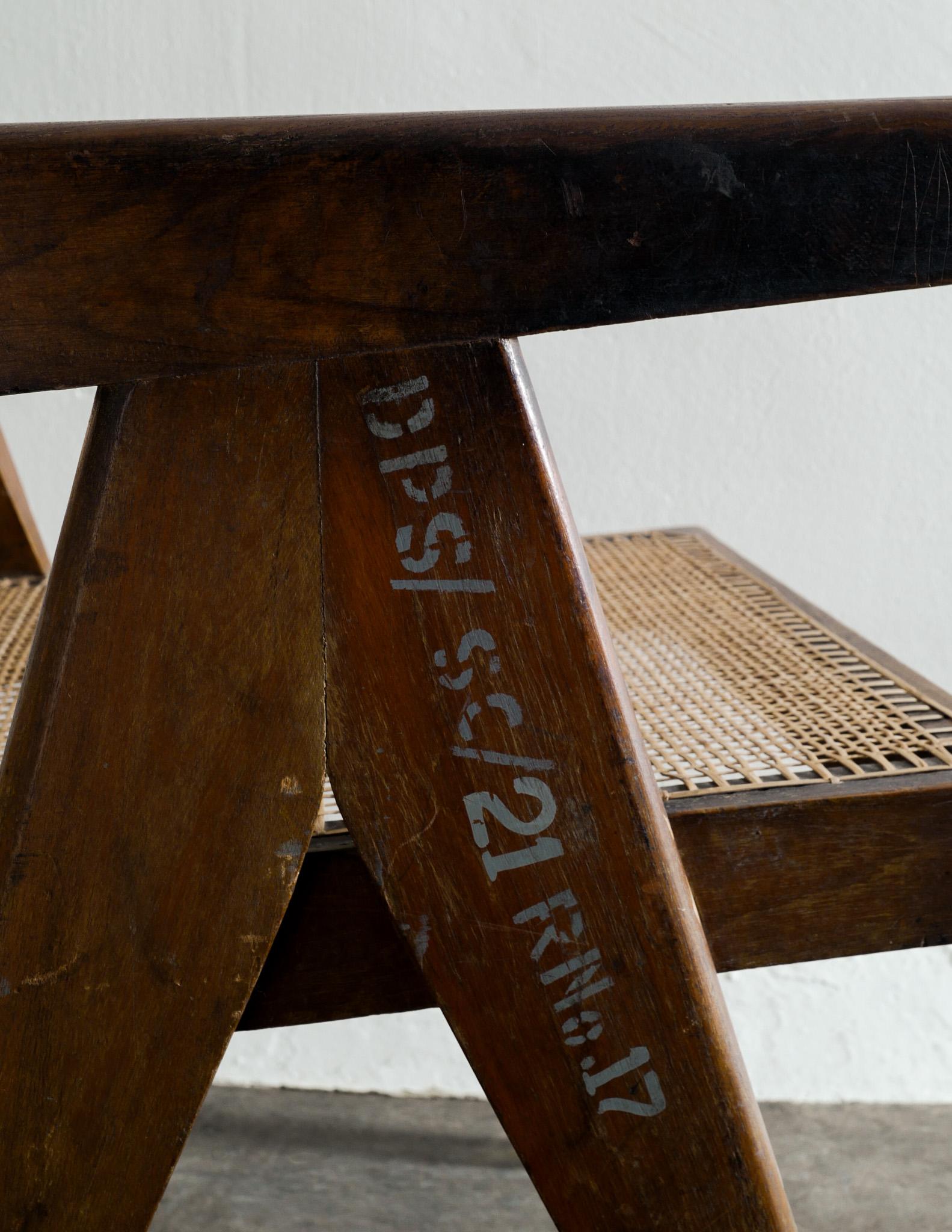 Rotin Paire de chaises de bureau du milieu du siècle en teck de Pierre Jeanneret pour Chandigarh  en vente