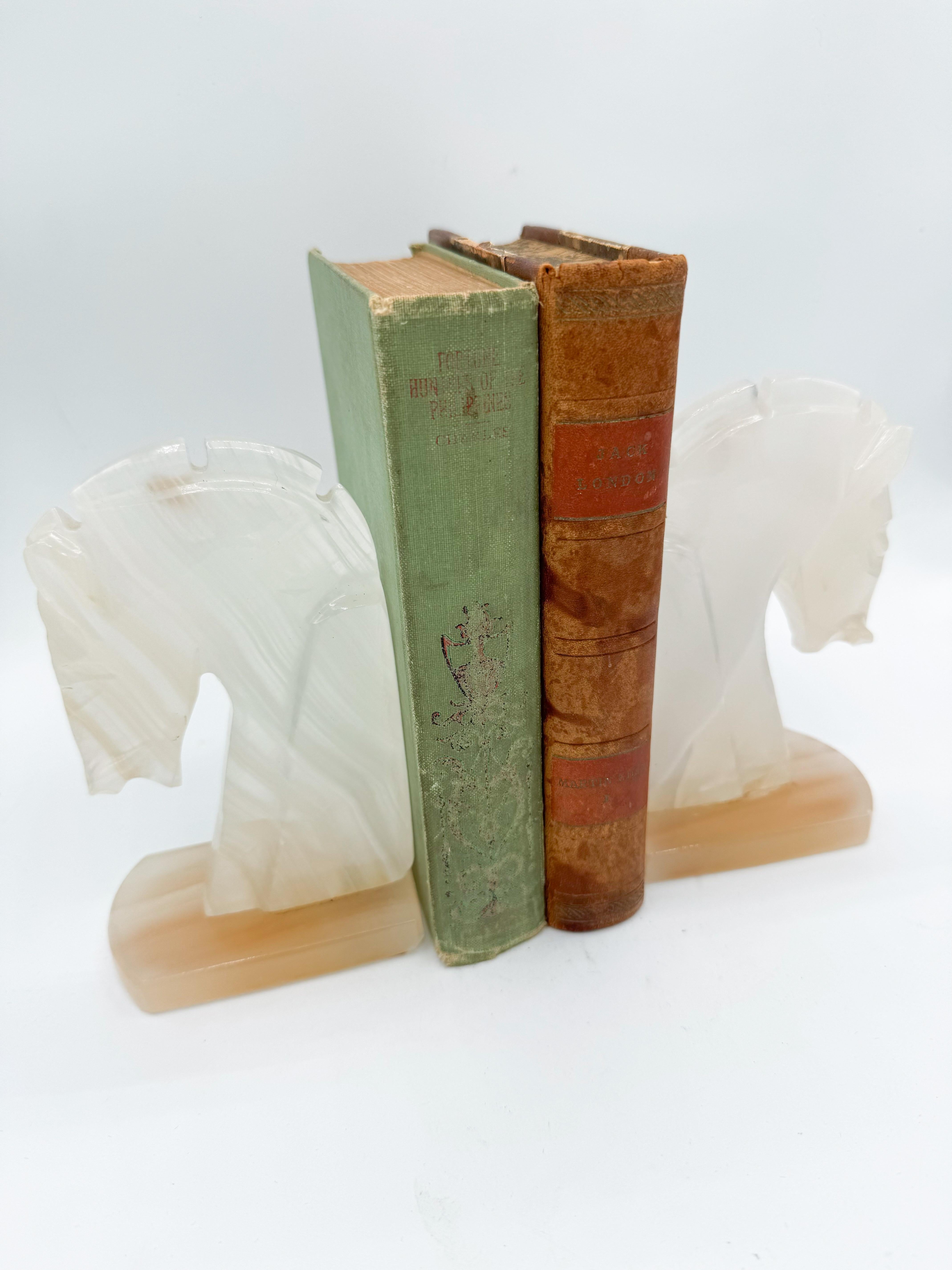Mid-Century moderno Coppia di reggilibri a forma di testa di cavallo in marmo d'onice della metà del secolo, Biblioteca Messico in vendita