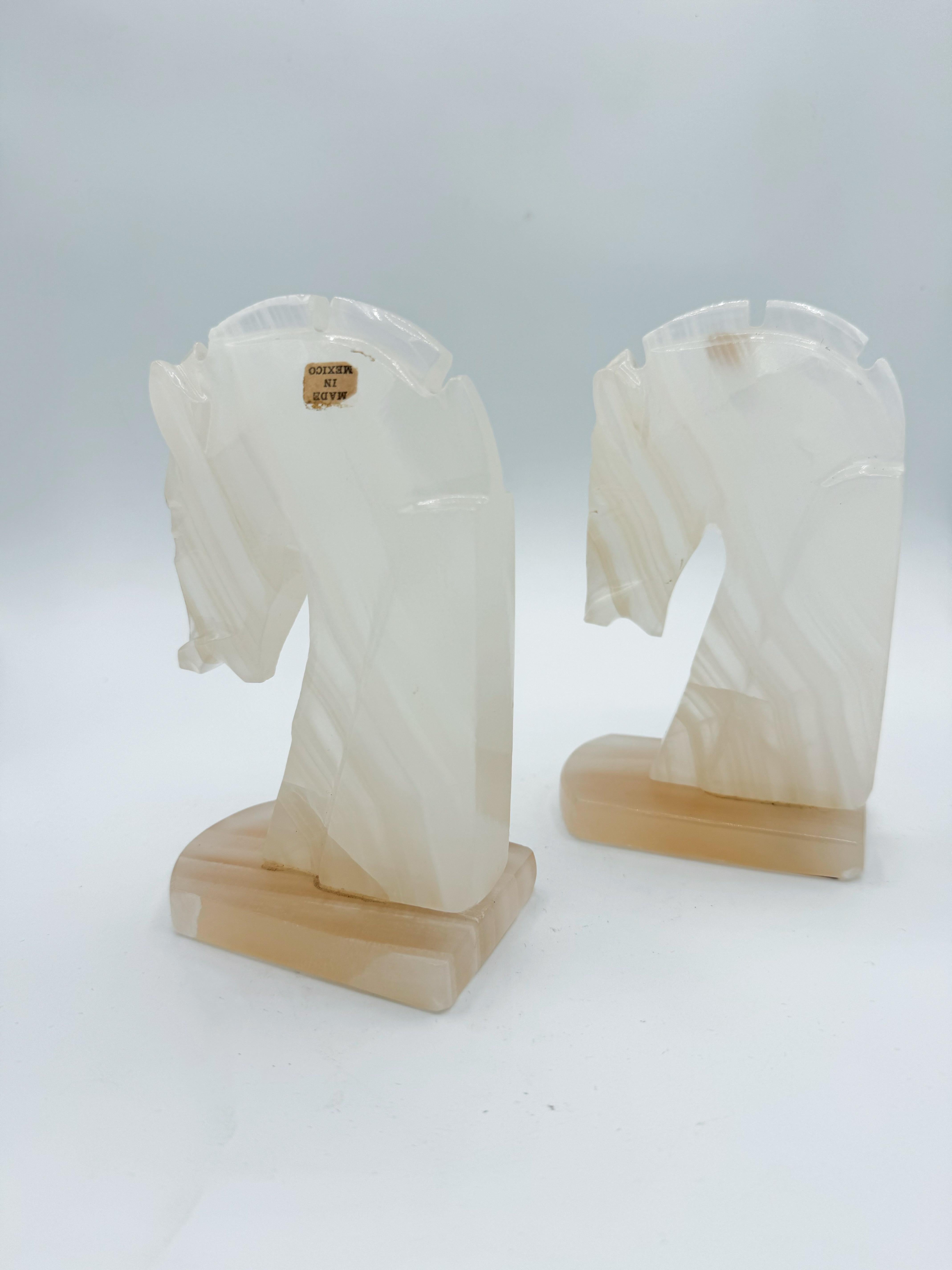 Coppia di reggilibri a forma di testa di cavallo in marmo d'onice della metà del secolo, Biblioteca Messico In condizioni buone in vendita a Toronto, CA