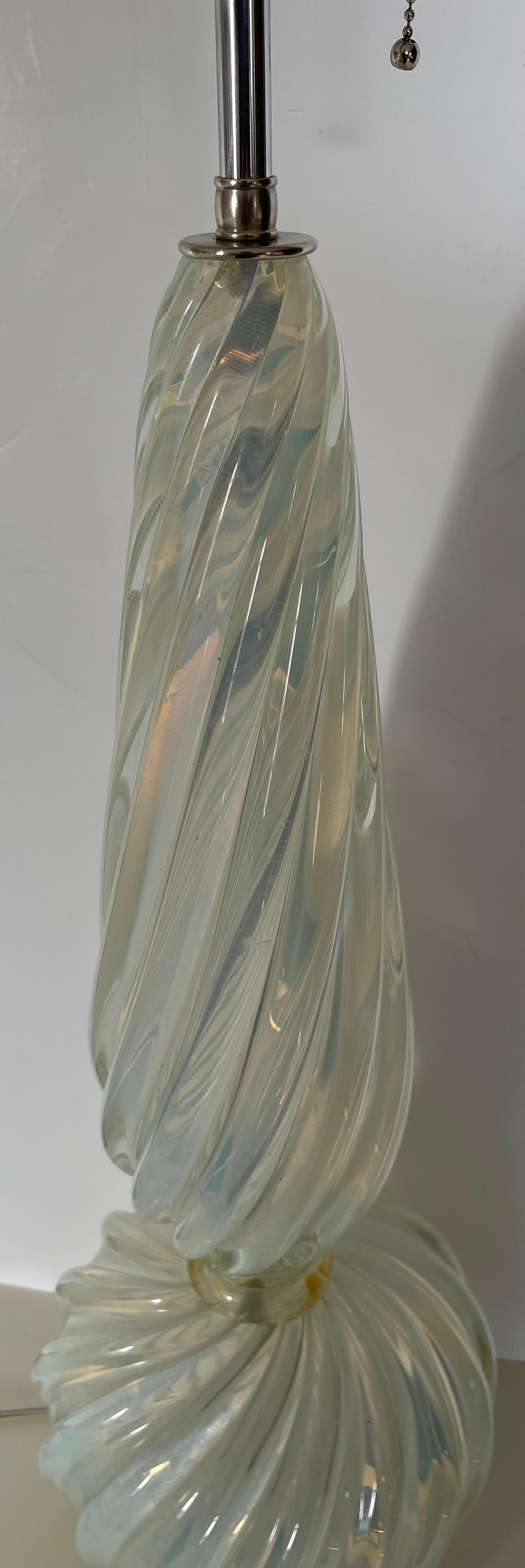 Paar Lampen aus opalisierendem Muranoglas aus der Mitte des Jahrhunderts im Angebot 4