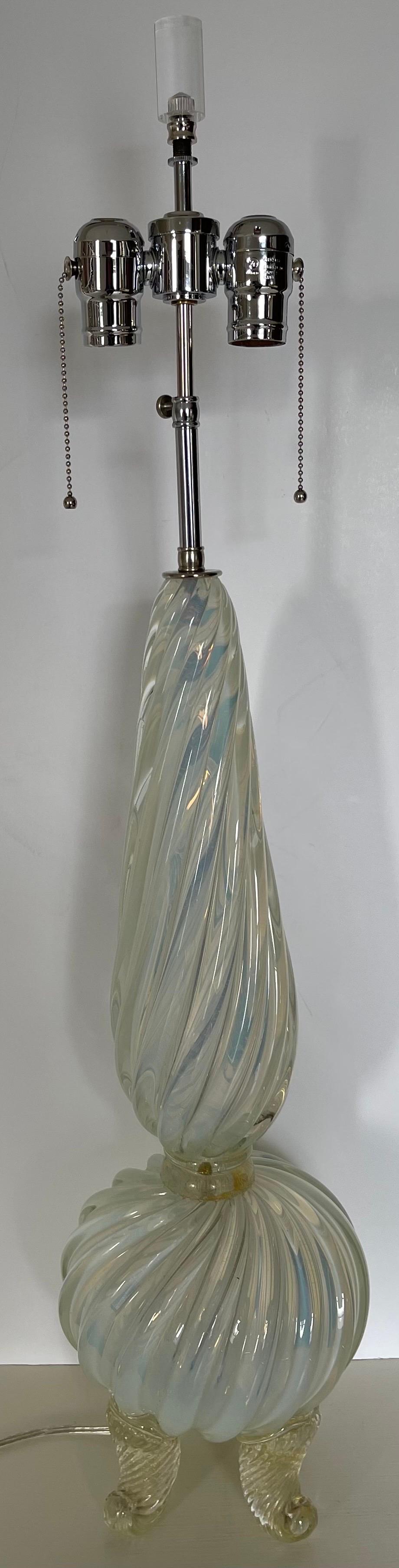 Paire de lampes de table en verre Murano de Barovier&Toso du milieu du siècle, avec des bases en forme de pieds de dauphins mouchetés d'or.
Le câblage a été refait avec des douilles doubles chromées réglables qui acceptent deux ampoules standard