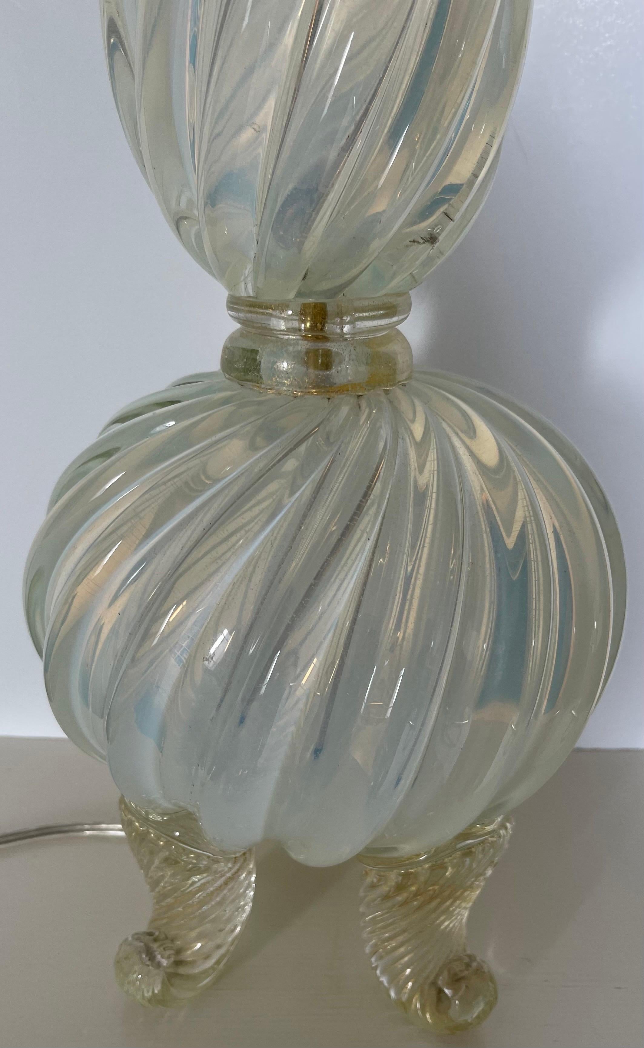 Paar Lampen aus opalisierendem Muranoglas aus der Mitte des Jahrhunderts (Hollywood Regency) im Angebot