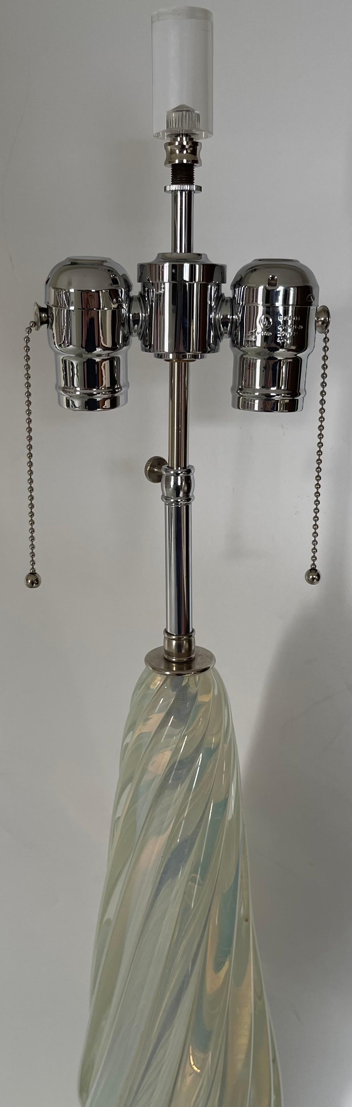 20ième siècle Paire de lampes en verre de Murano opalescent du milieu du siècle dernier en vente