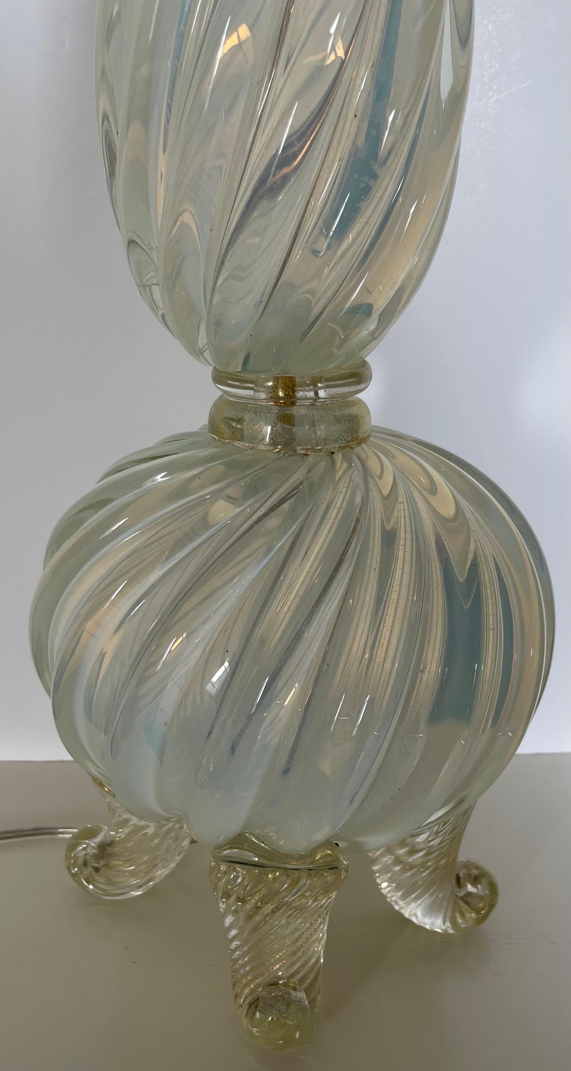 Paar Lampen aus opalisierendem Muranoglas aus der Mitte des Jahrhunderts (Chrom) im Angebot