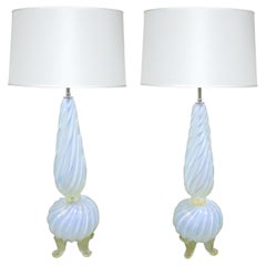Coppia di lampade in vetro di Murano opalescente della metà del secolo scorso