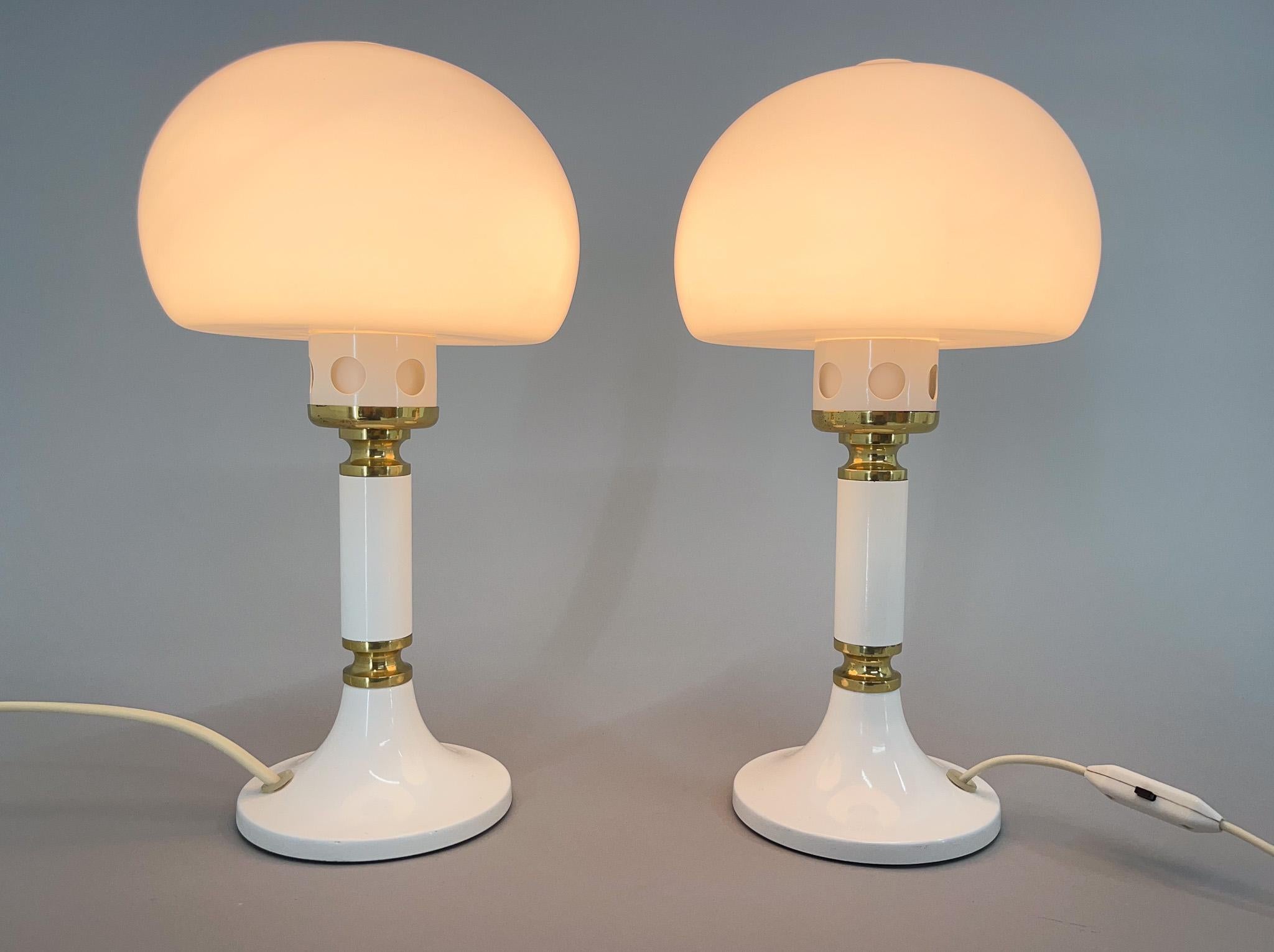 Set of two vintage table lamps made of metal, brass and opaline glass in former Czechoslovakia in the 1970's. Produced by Drukov, marked. Bulb: 2 x E14-E15.