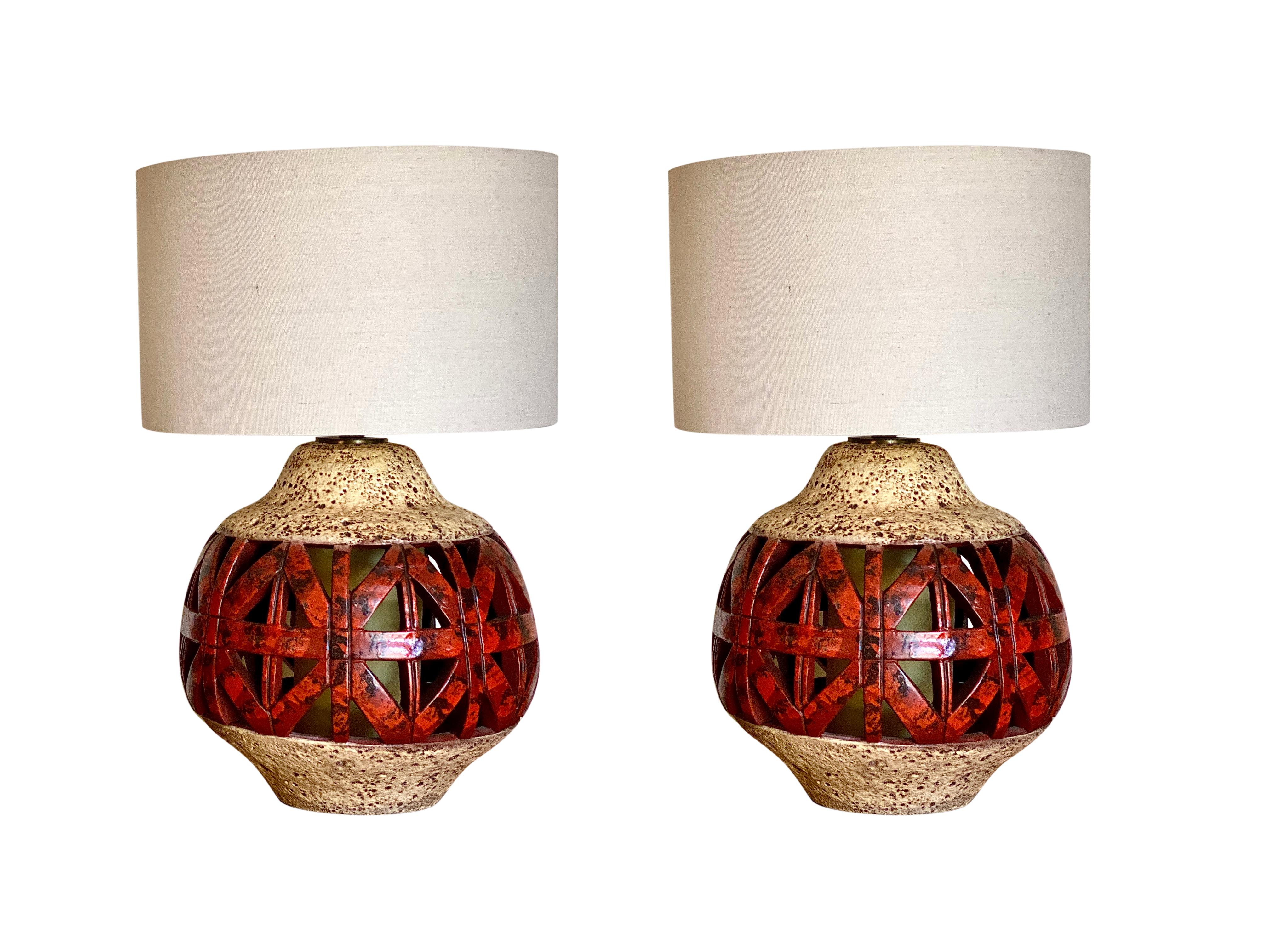 This beautiful pair of Mid-Century Modern ceramic lamps has all the characteristics of a cool Mid-Century Modern style. They are in great condition. Each lamp has a globe inside the ceramic body that also lights up. It can be turned on or off from