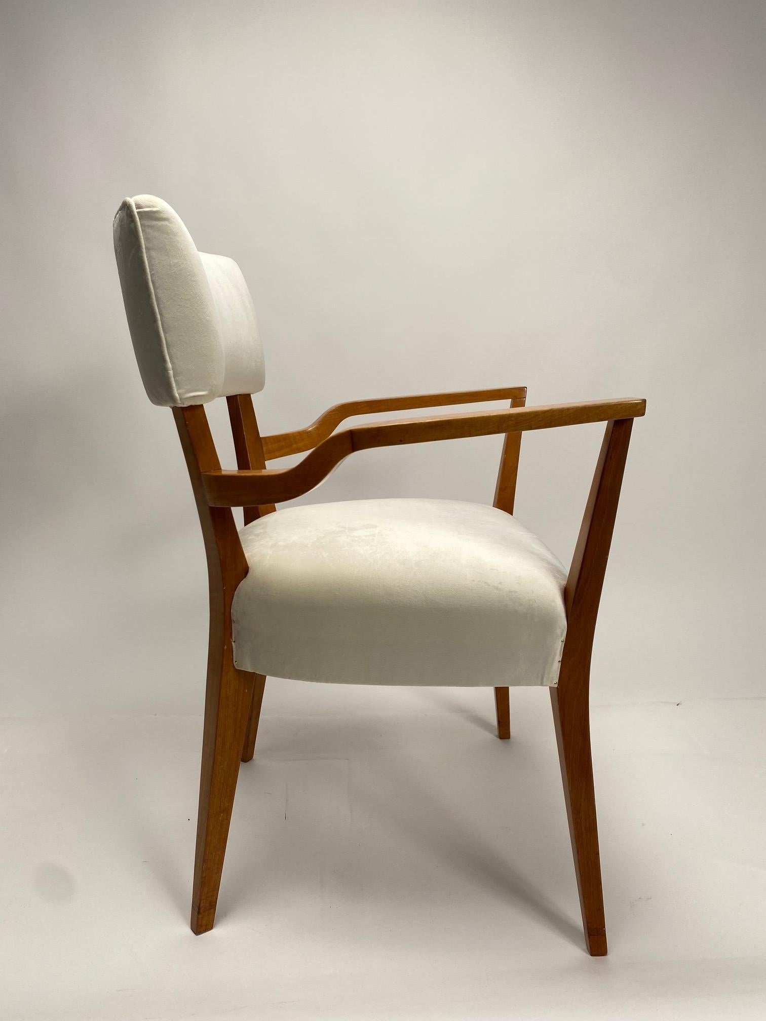 Rare and sophisticated pair of Mid-Century Italian Organic Armchairs from an important villa in Bologna. Gio Ponti Style, velvet and wood, 1950s

The wood was polished by our restorers, who reupholstered the chairs in white velvet