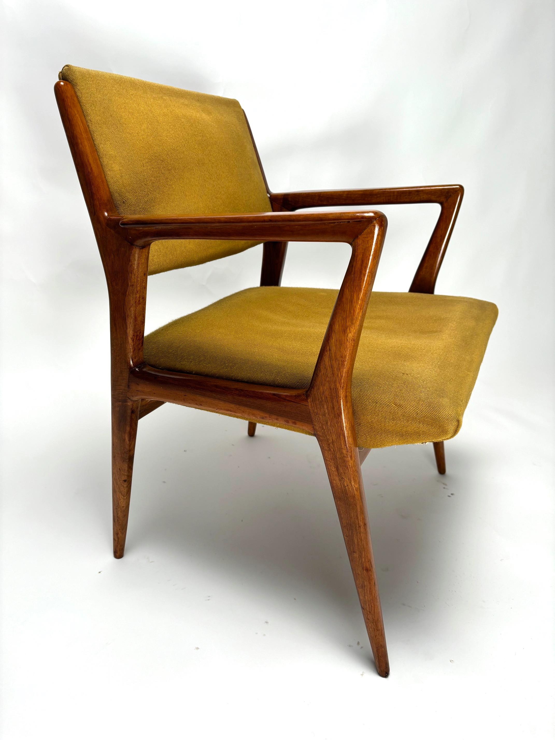 Extraordinaire paire de fauteuils italiens en noyer du milieu du siècle dans le style du célèbre architecte et designer Gio Ponti, années 1950.

Il s'agit d'une paire de chaises sculpturales, d'une force expressive extraordinaire, qui expriment
