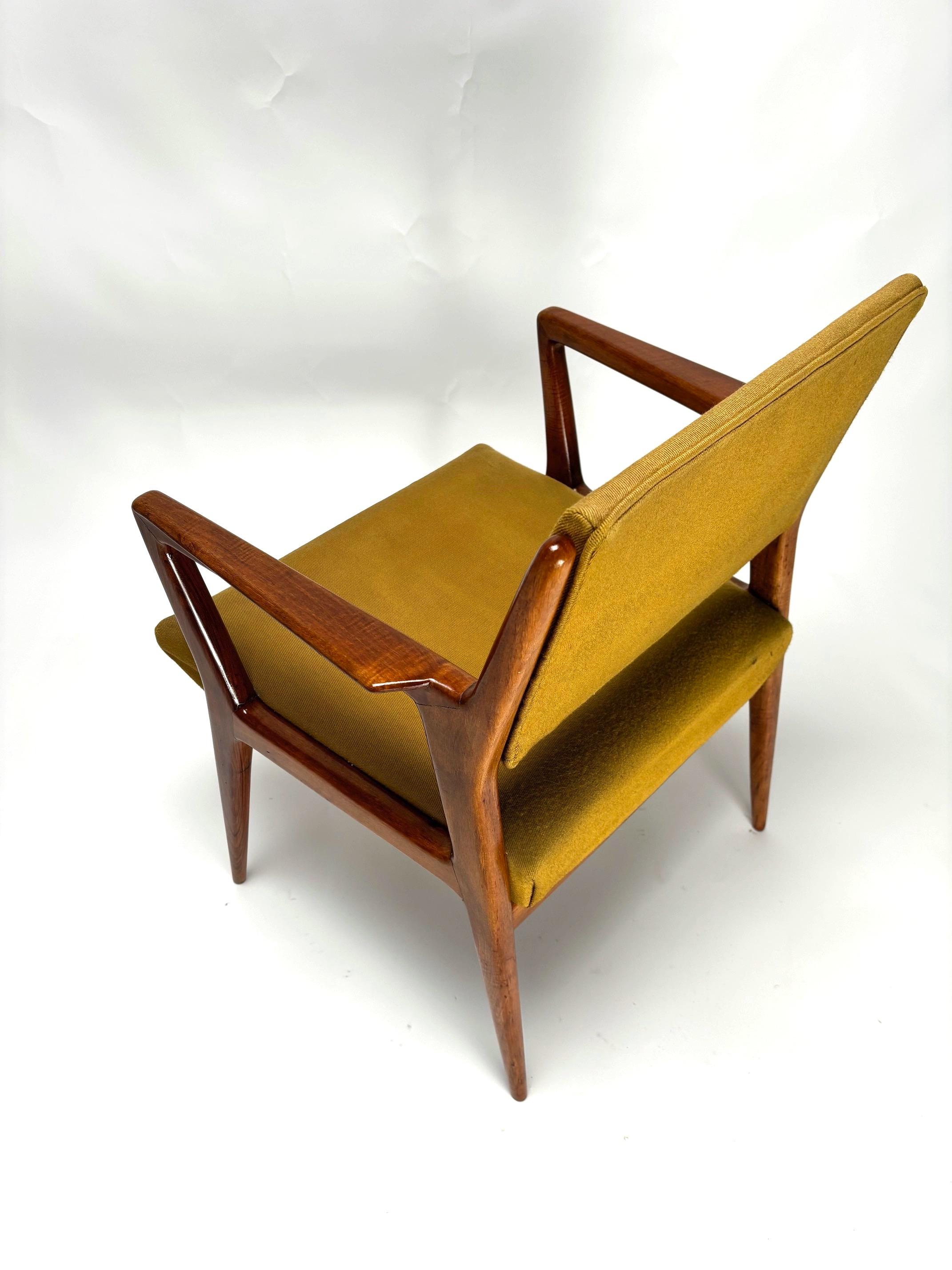 Tissu Paire de fauteuils organiques du milieu du siècle dans le style de Gio Ponti, Italie, années 1950 en vente