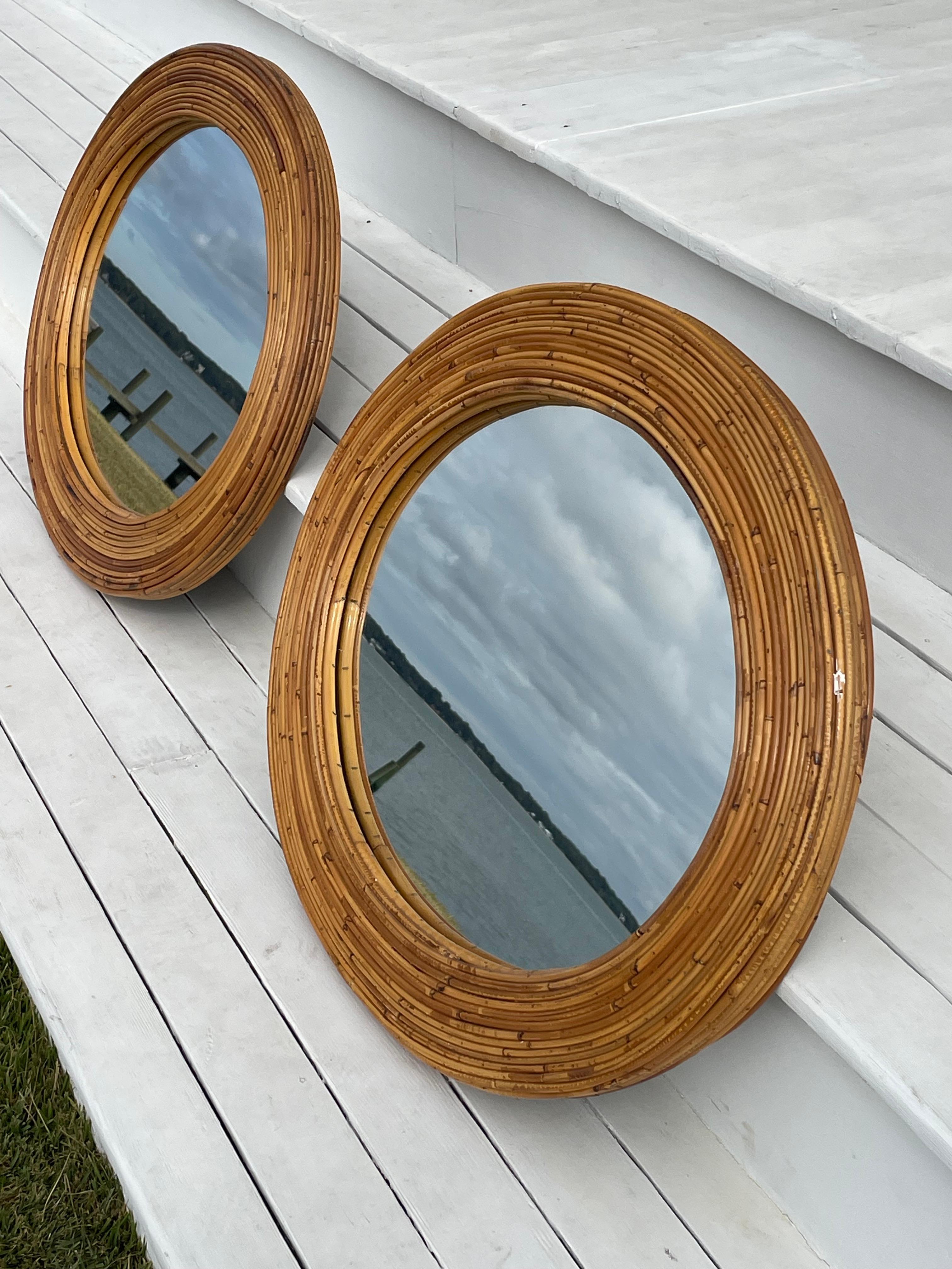 Bellissima coppia di specchi ovali del Mid Century Pencil Reed. Semplice e sofisticato stile Palm Beach Regency.