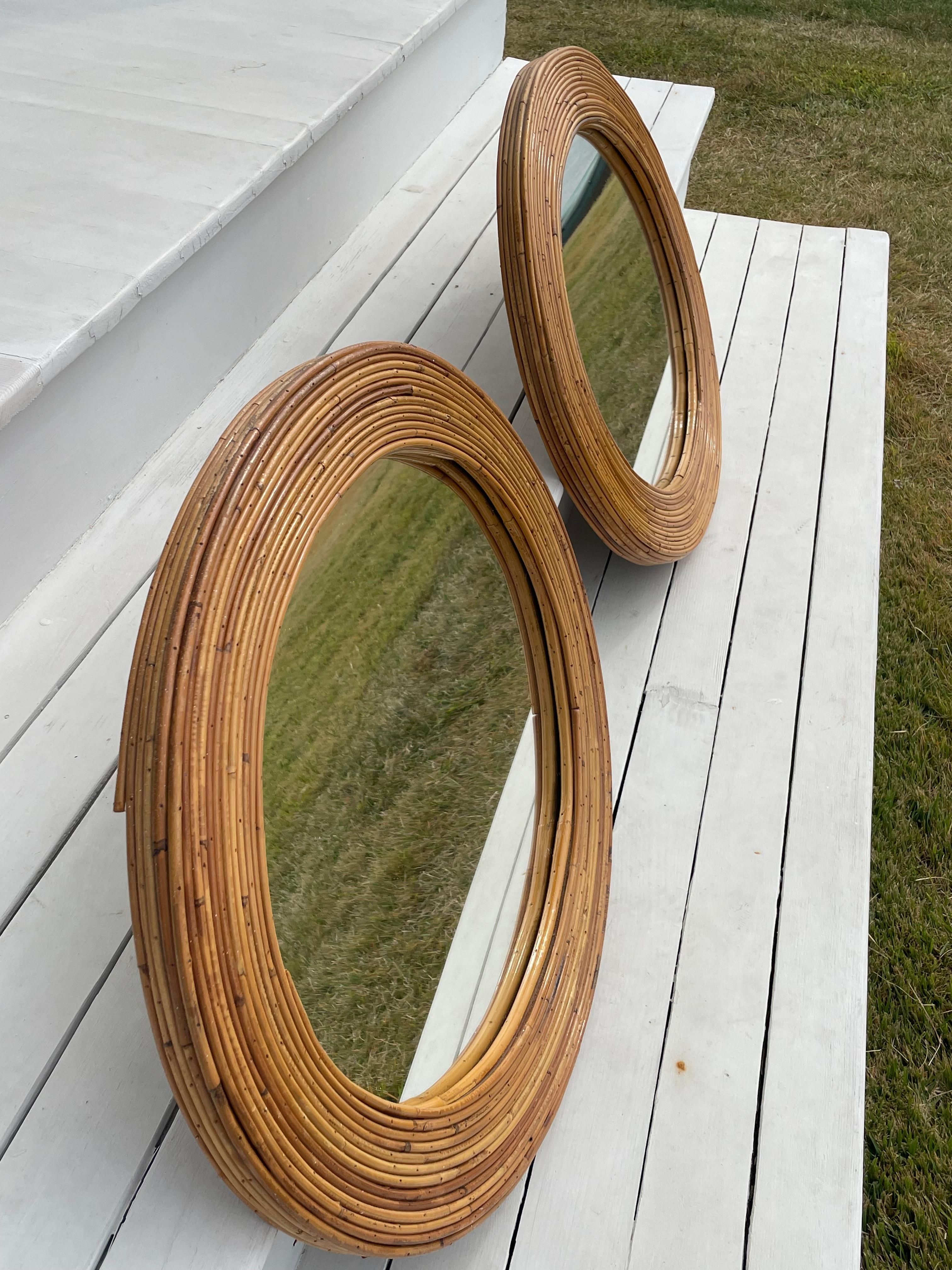 Mid-Century moderno Coppia di specchi ovali a canne mozze della metà del secolo scorso in vendita