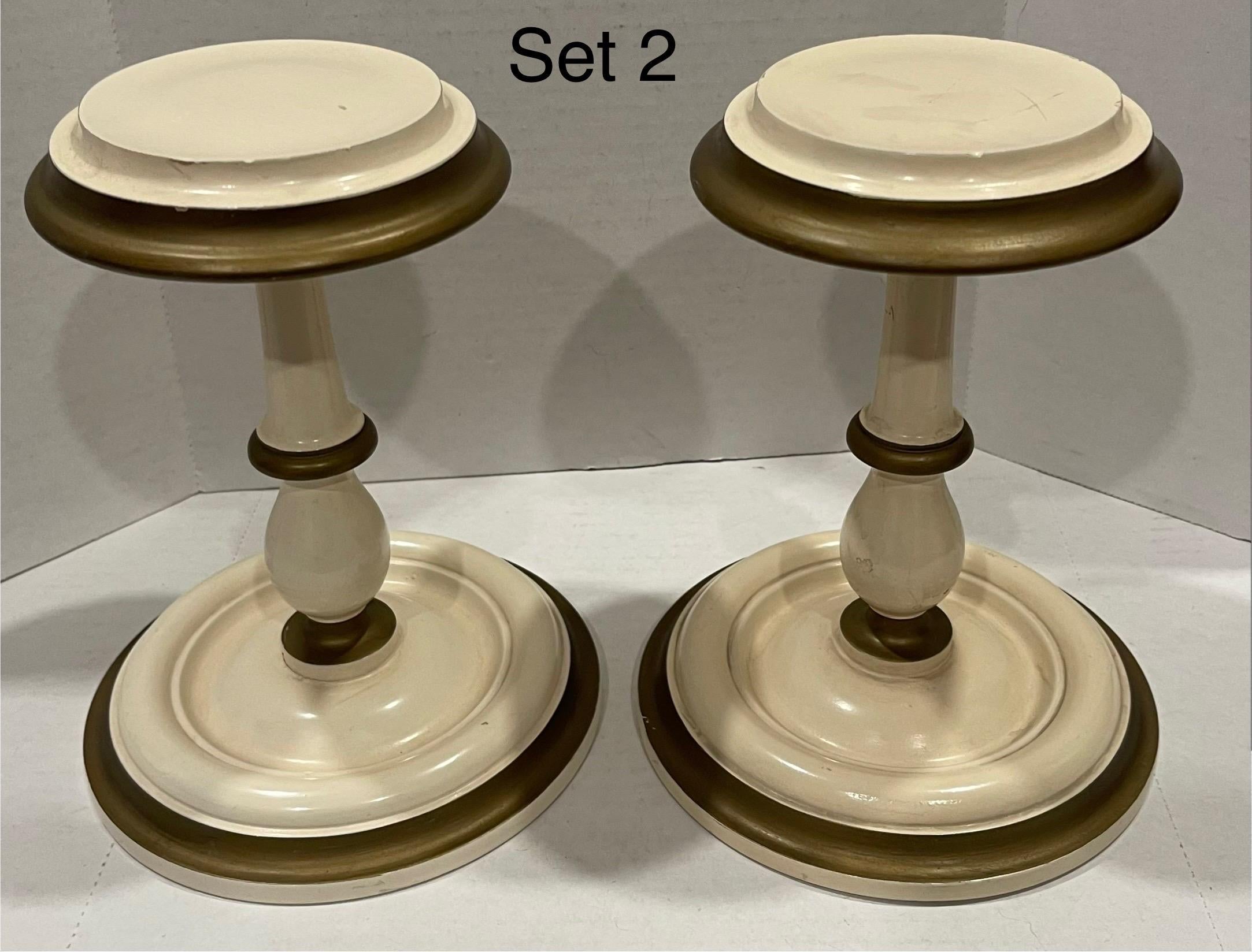 Paire de supports de chapeaux en bois peints crème/or du milieu du siècle dernier en vente 2