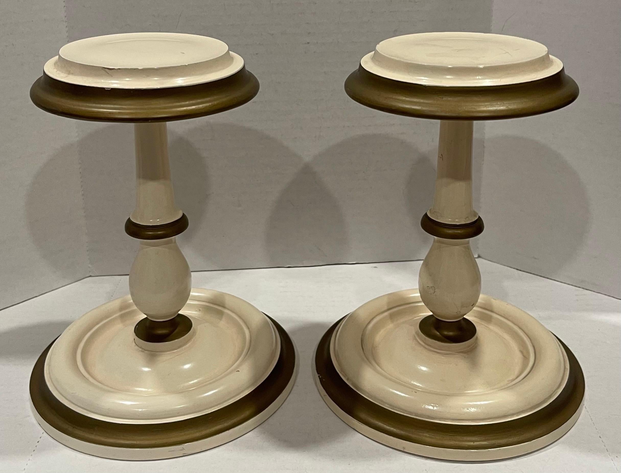 Paire de supports de chapeaux en bois peints crème/or du milieu du siècle dernier en vente 3