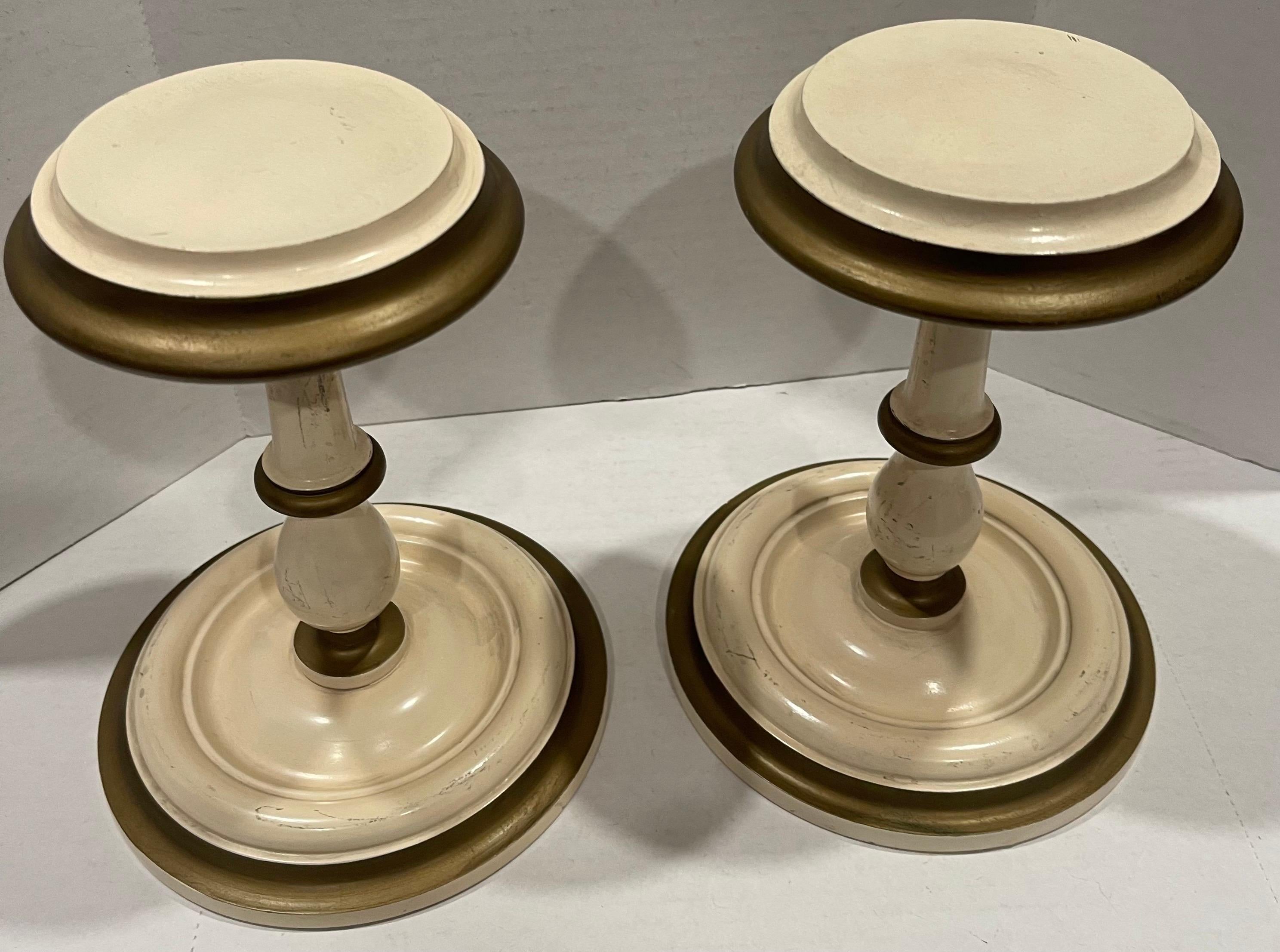 Paire de supports de chapeaux en bois peints crème/or du milieu du siècle dernier en vente 4