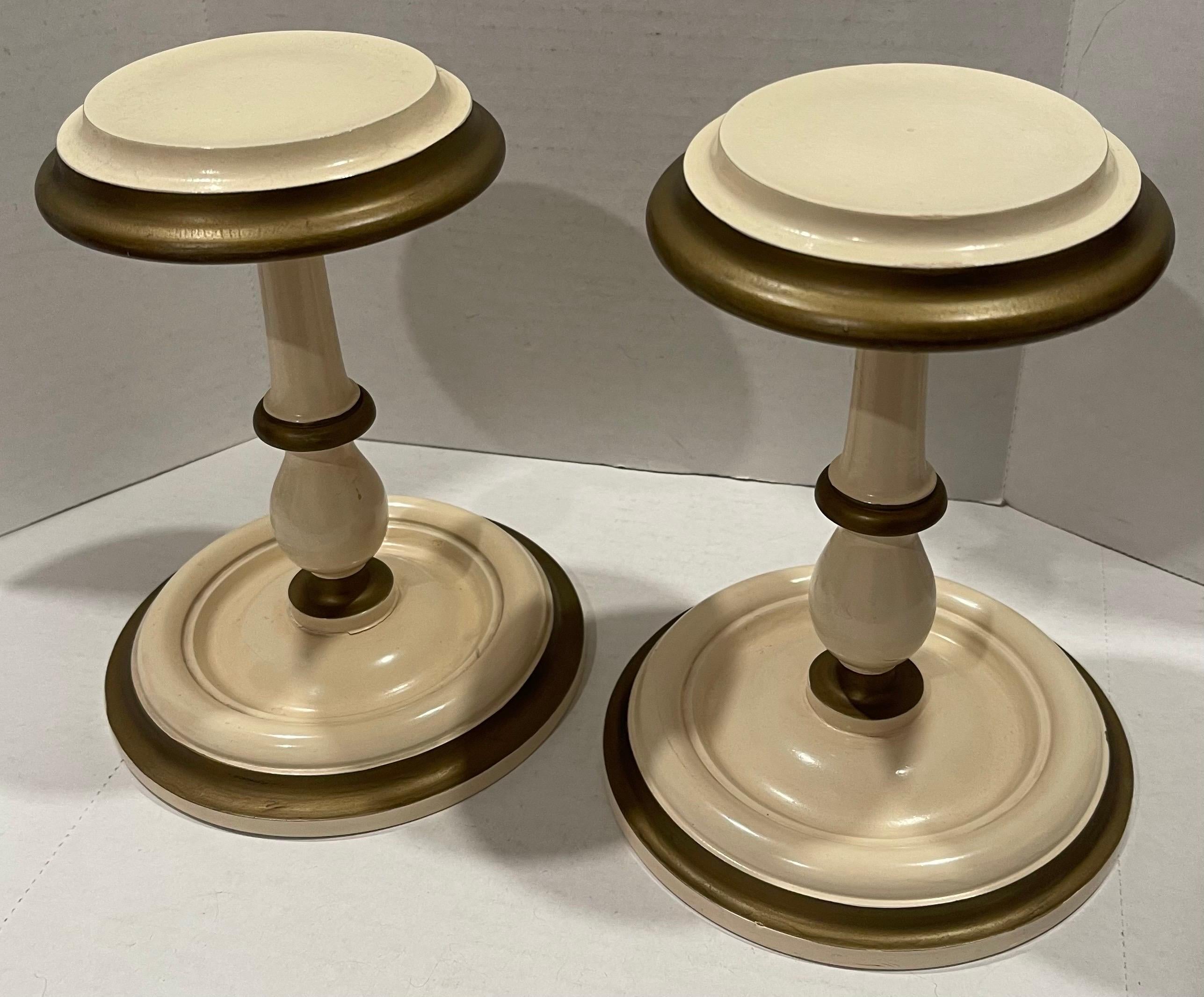 Paire de supports de chapeaux en bois peints crème/or du milieu du siècle dernier en vente 5