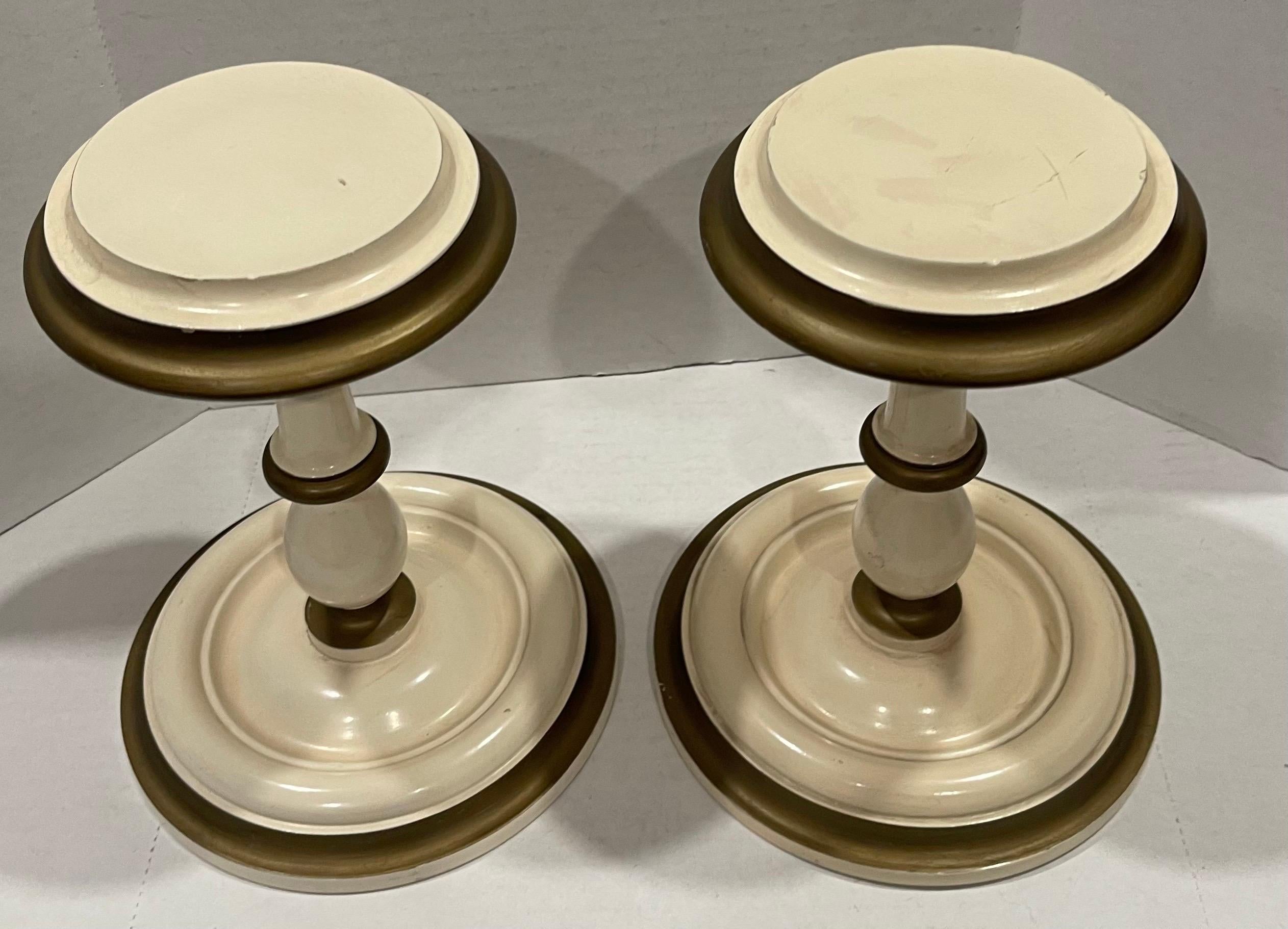 Paire de supports de chapeaux en bois peints crème/or du milieu du siècle dernier en vente 6