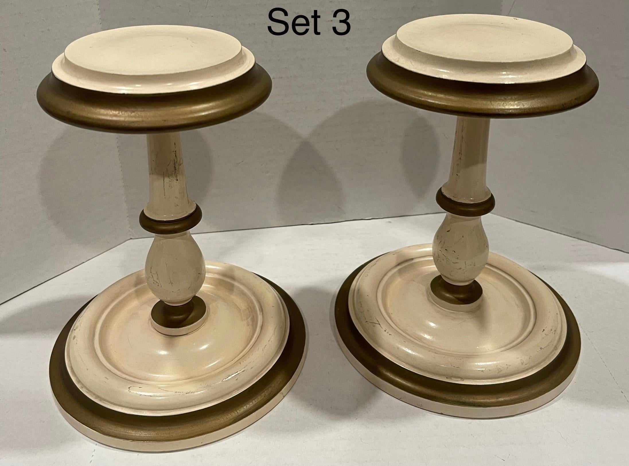 Paire de supports de chapeaux en bois peints crème/or du milieu du siècle dernier en vente 8