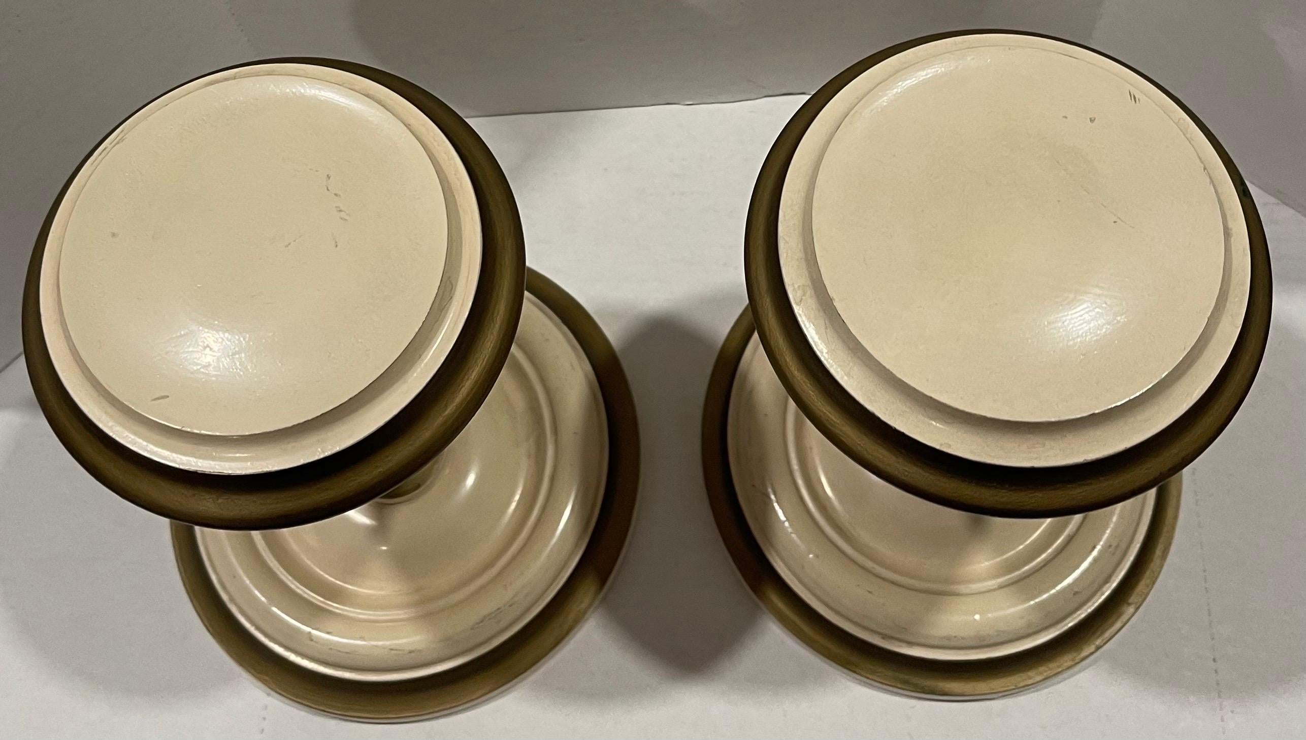 Paire de supports de chapeaux en bois peints crème/or du milieu du siècle dernier en vente 9