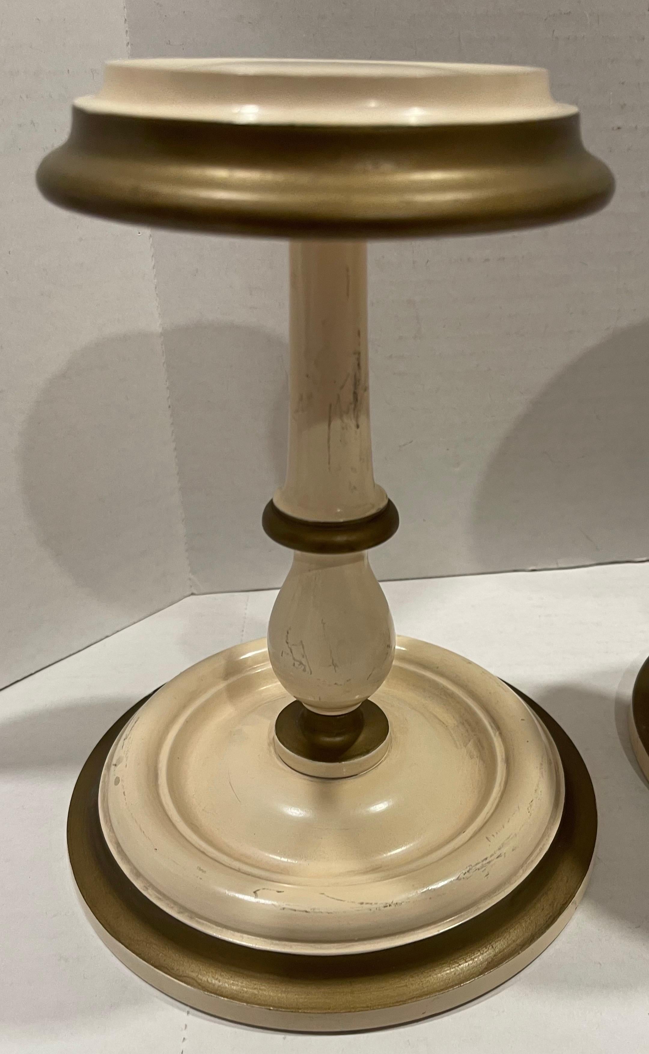 Paire de supports de chapeaux en bois peints crème/or du milieu du siècle dernier en vente 10