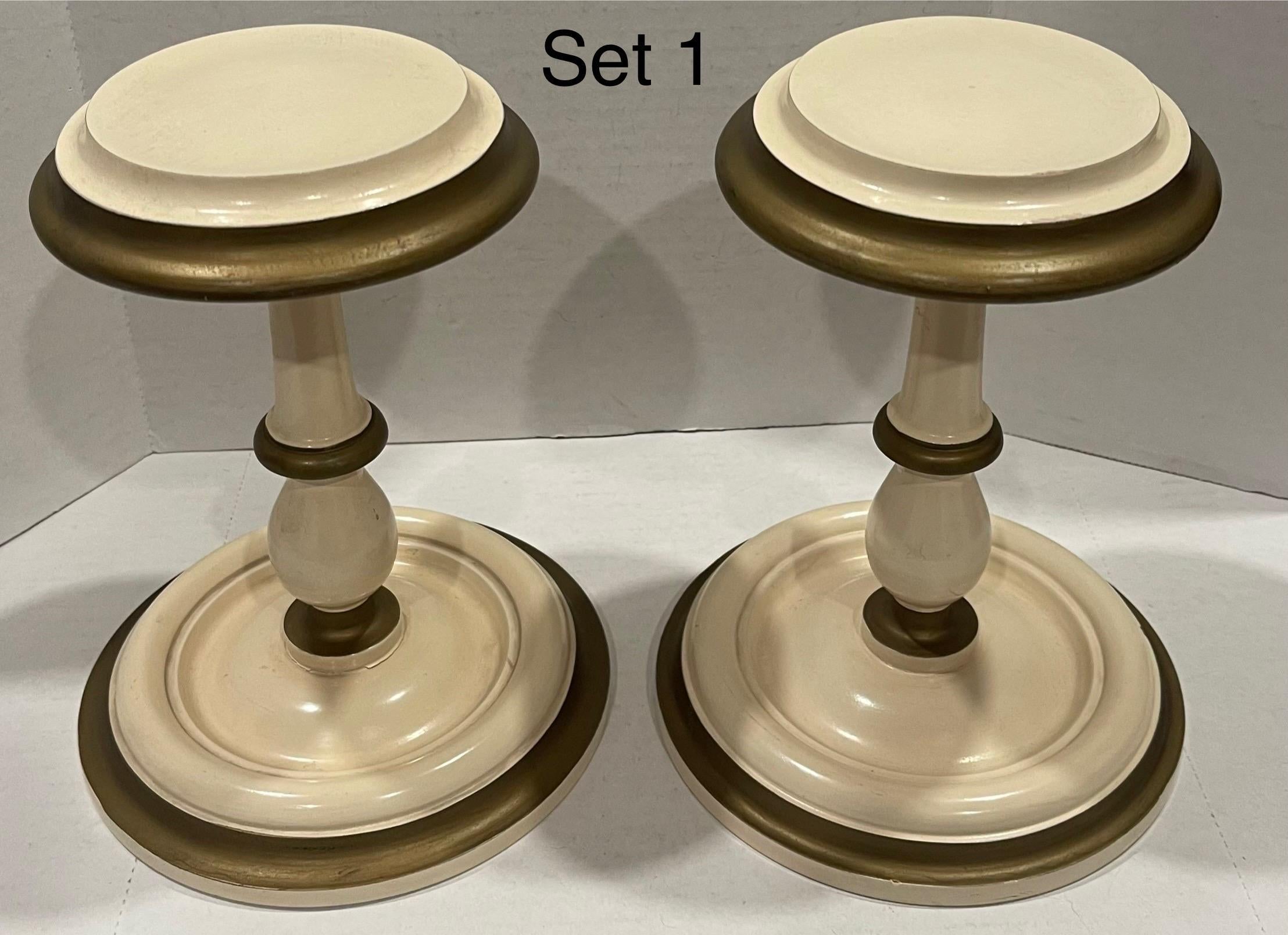 Paire de porte-chapeaux en bois tourné peint des années 1950. Finition peinte d'origine en crème avec bandes dorées foncées. Construction lourde et bien réalisée. Pas de marque de fabricant ou de marque déposée. 
Prix par paire, 3 paires disponibles