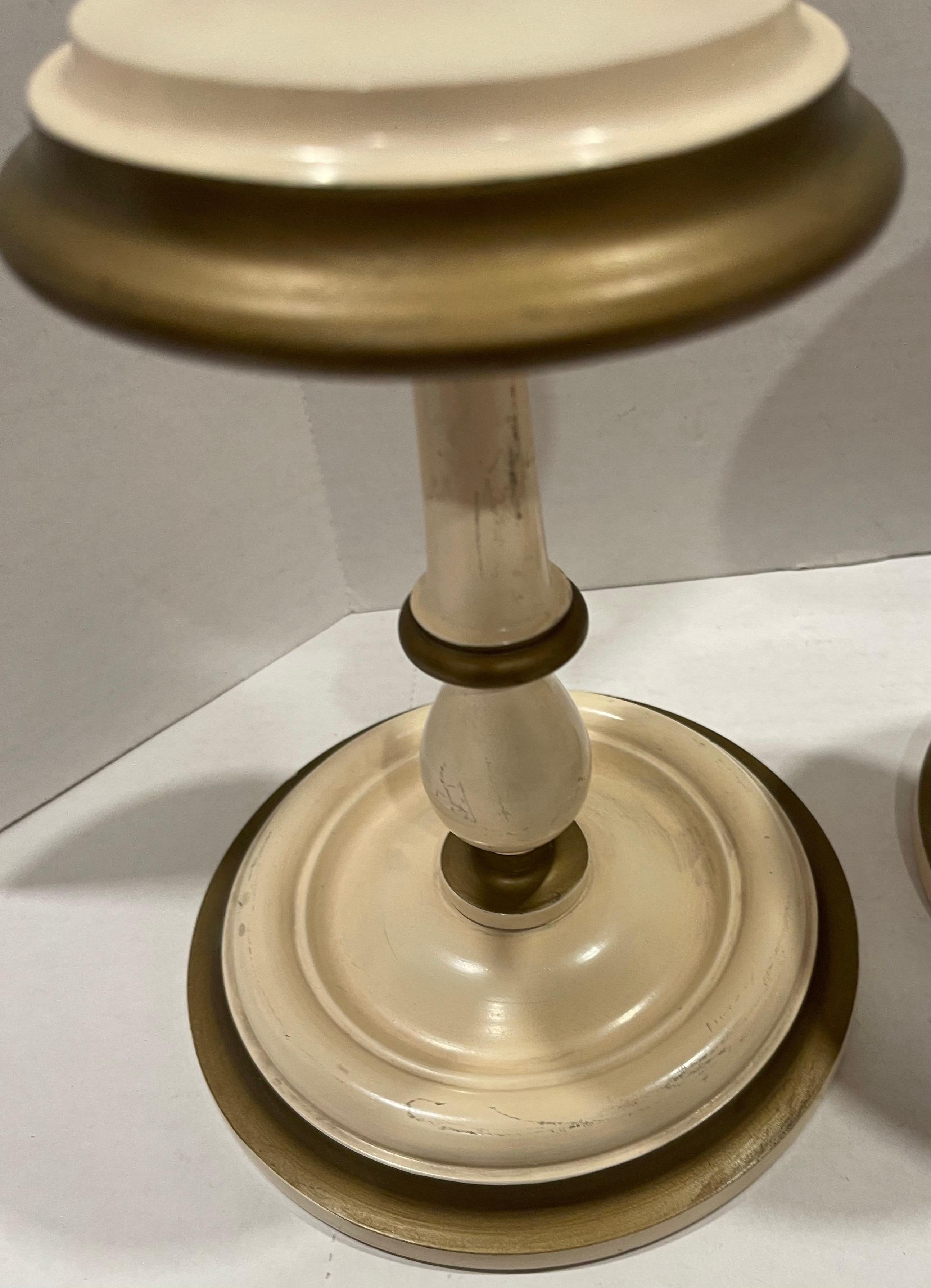 Paire de supports de chapeaux en bois peints crème/or du milieu du siècle dernier en vente 12