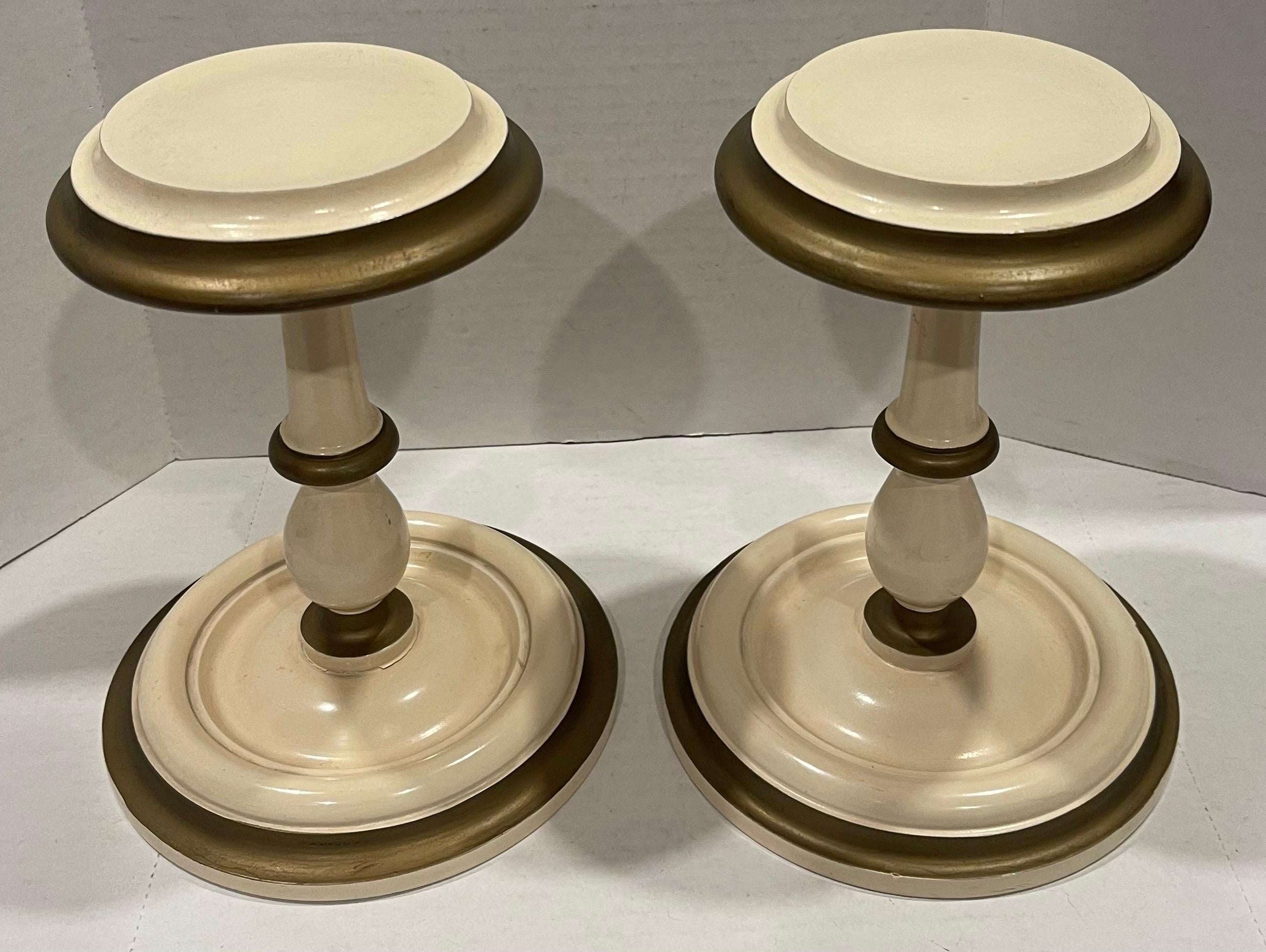 Hollywood Regency Paire de supports de chapeaux en bois peints crème/or du milieu du siècle dernier en vente
