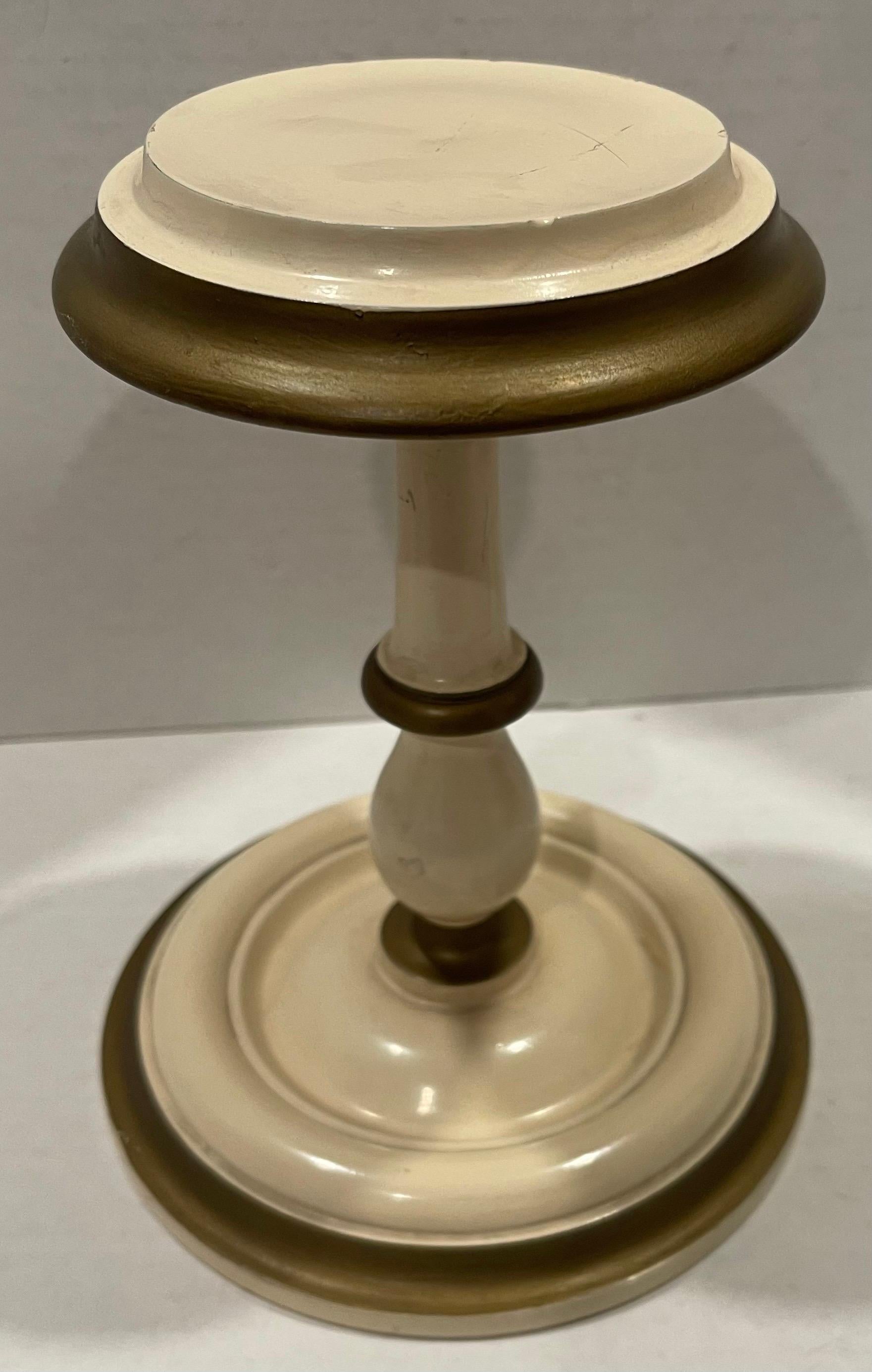 Paire de supports de chapeaux en bois peints crème/or du milieu du siècle dernier Bon état - En vente à Stamford, CT