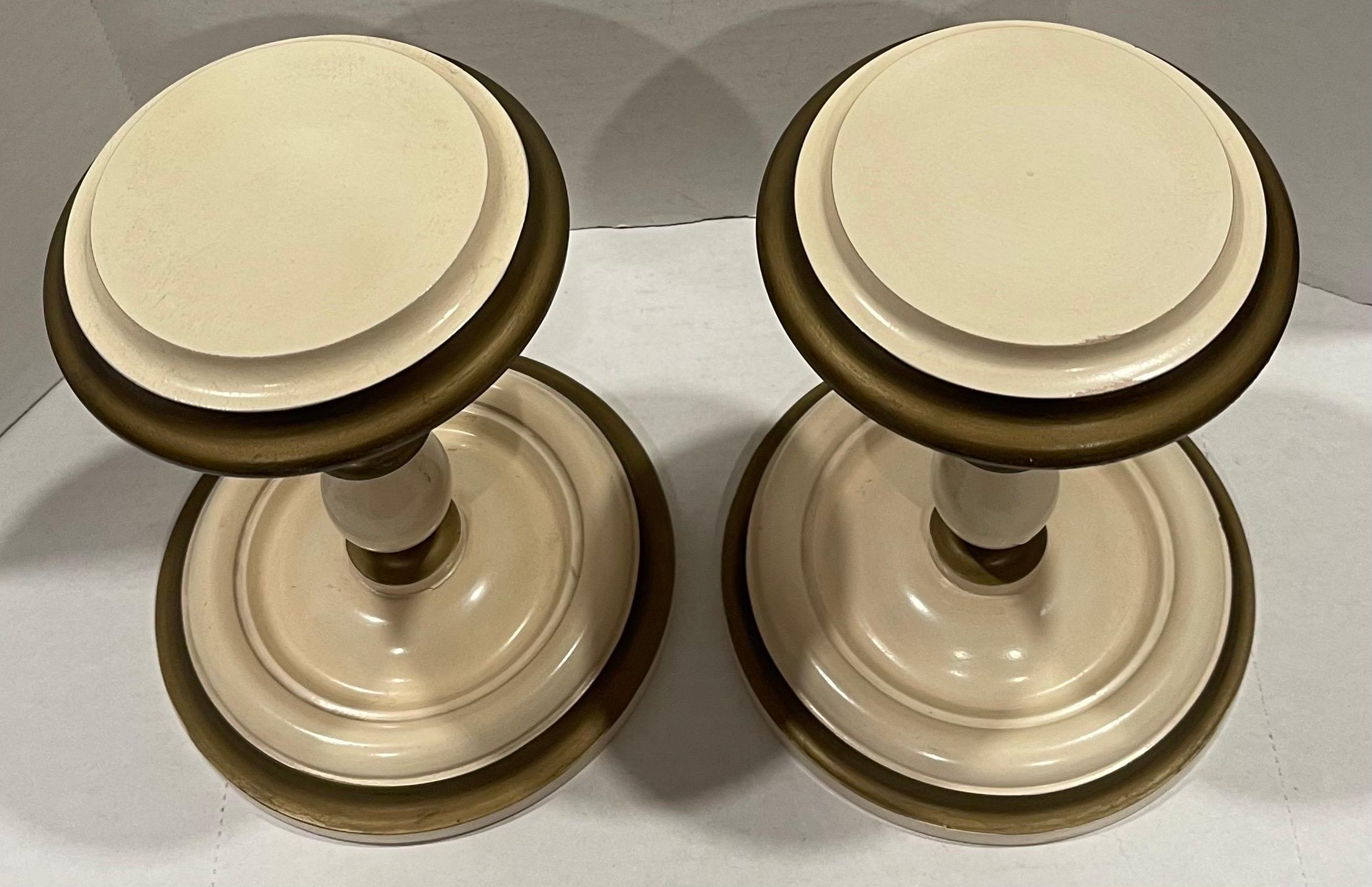 Milieu du XXe siècle Paire de supports de chapeaux en bois peints crème/or du milieu du siècle dernier en vente