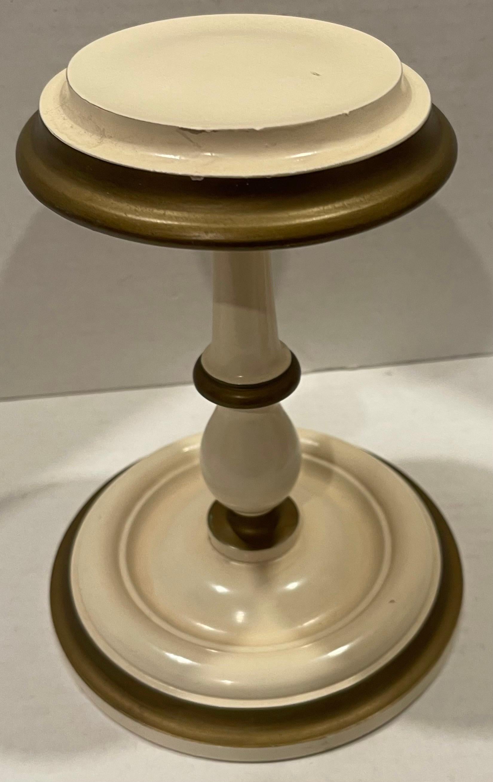 Bois Paire de supports de chapeaux en bois peints crème/or du milieu du siècle dernier en vente