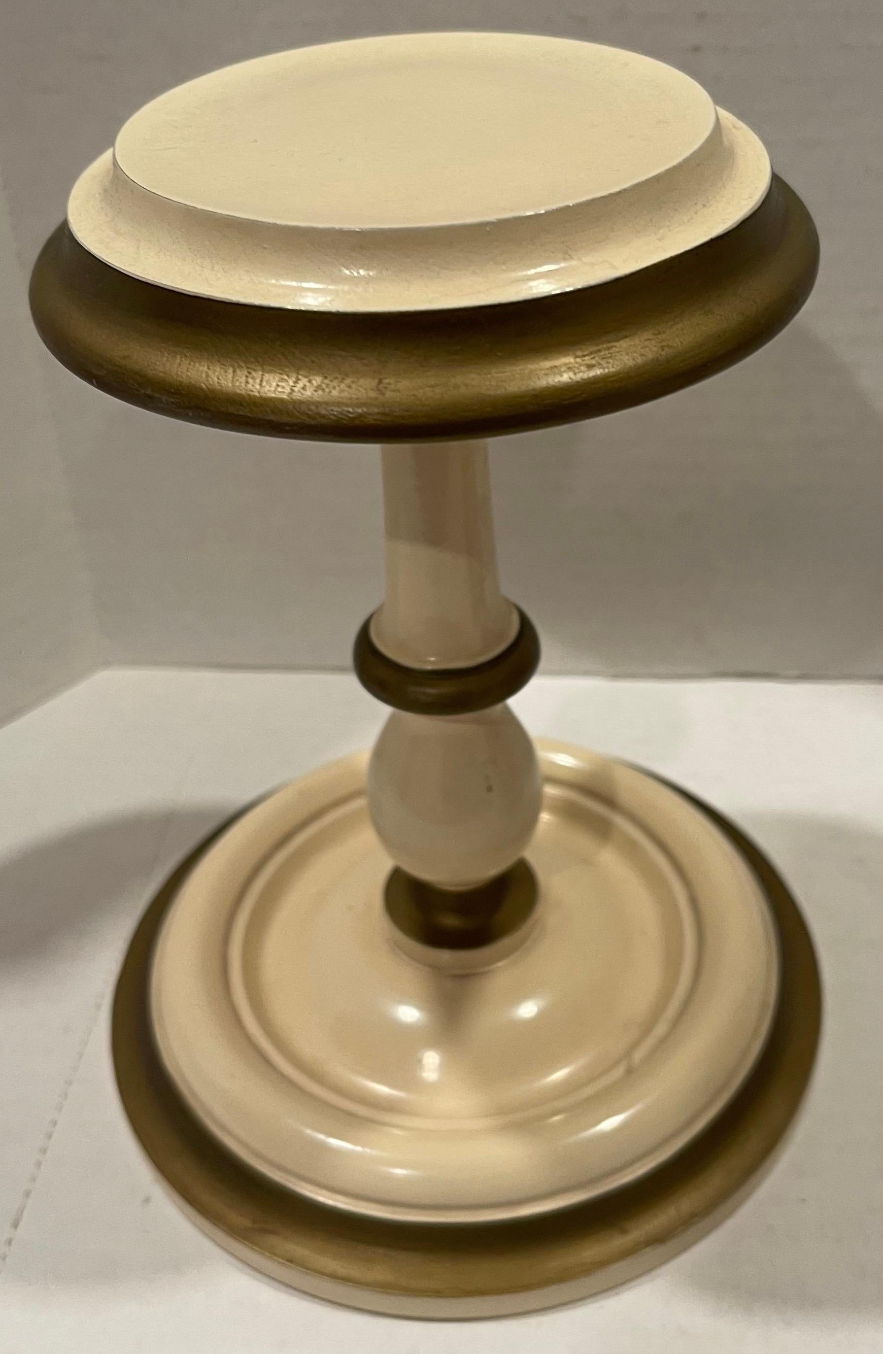 Paire de supports de chapeaux en bois peints crème/or du milieu du siècle dernier en vente 1
