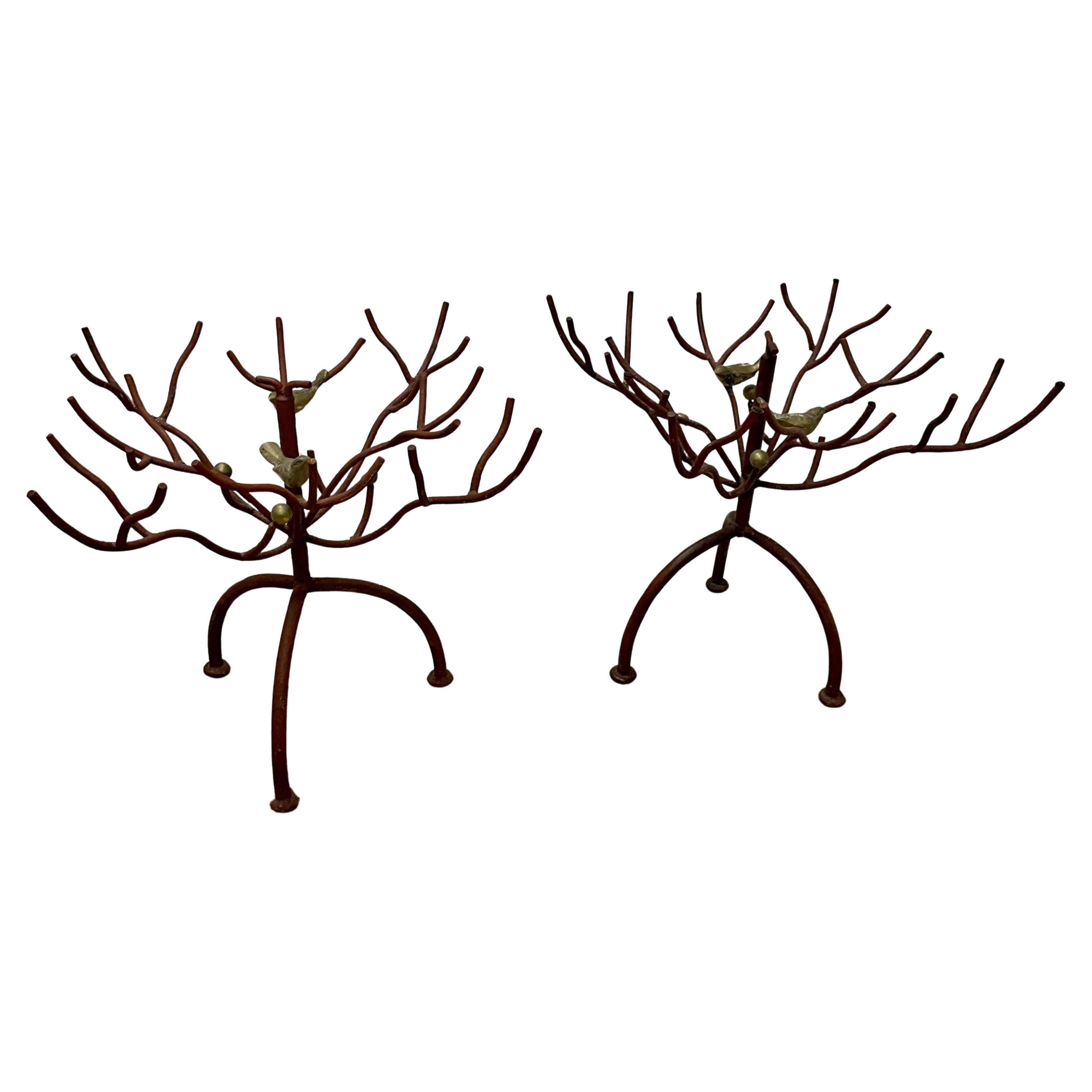 Paire de tables d
appoint en fer peint du milieu du siècle avec motifs d
oiseaux en bronze, vers 1960 en vente