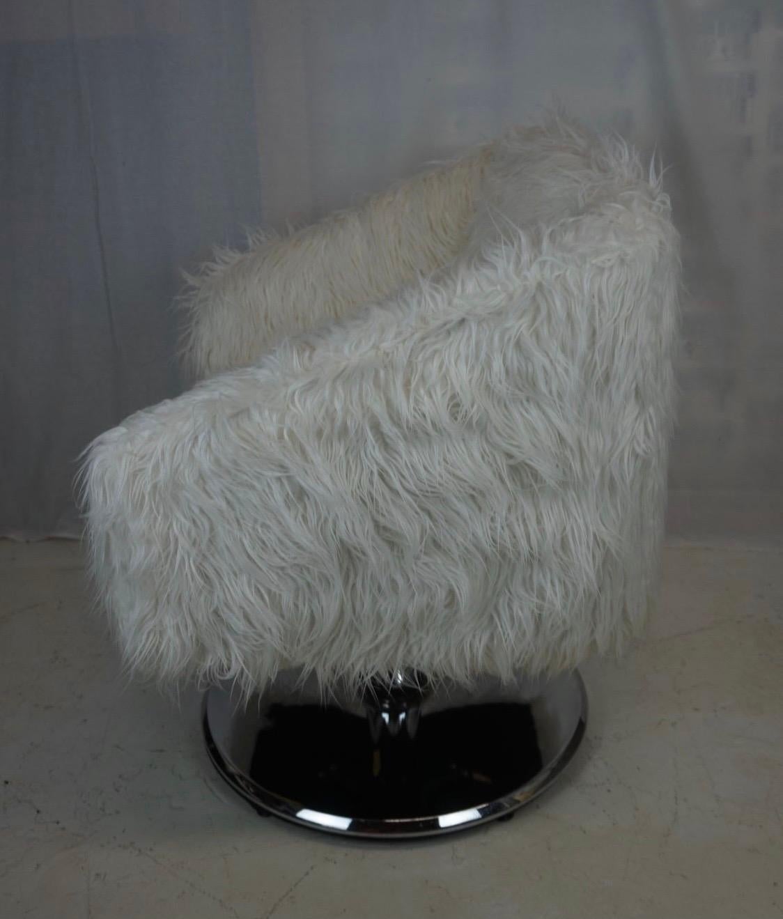 Pair of Midcentury Pair of Swivel Chairs in Mongolian Faux Fur In Good Condition In West Hartford, CT