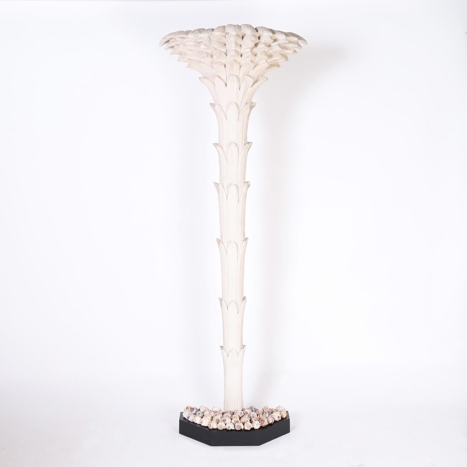 Coppia in voga di sculture di palme stilizzate di metà secolo realizzate in vetroresina. Dipinto con una finitura bianco sporco e presentato in fioriere finte piene di conchiglie.
