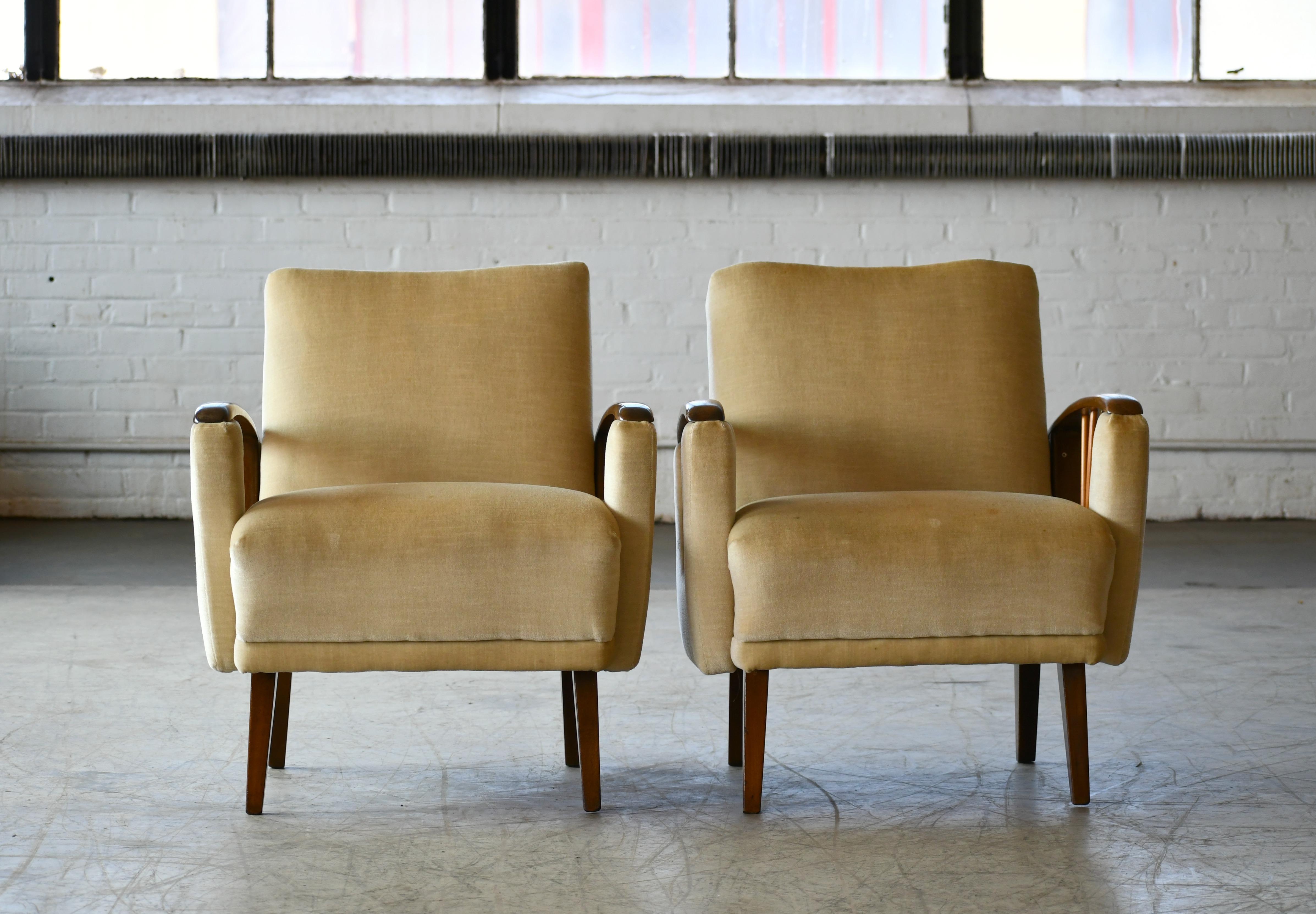 Pair of Midcentury Paolo Buffa Style Lounge Chairs with Wooden Armrests 4